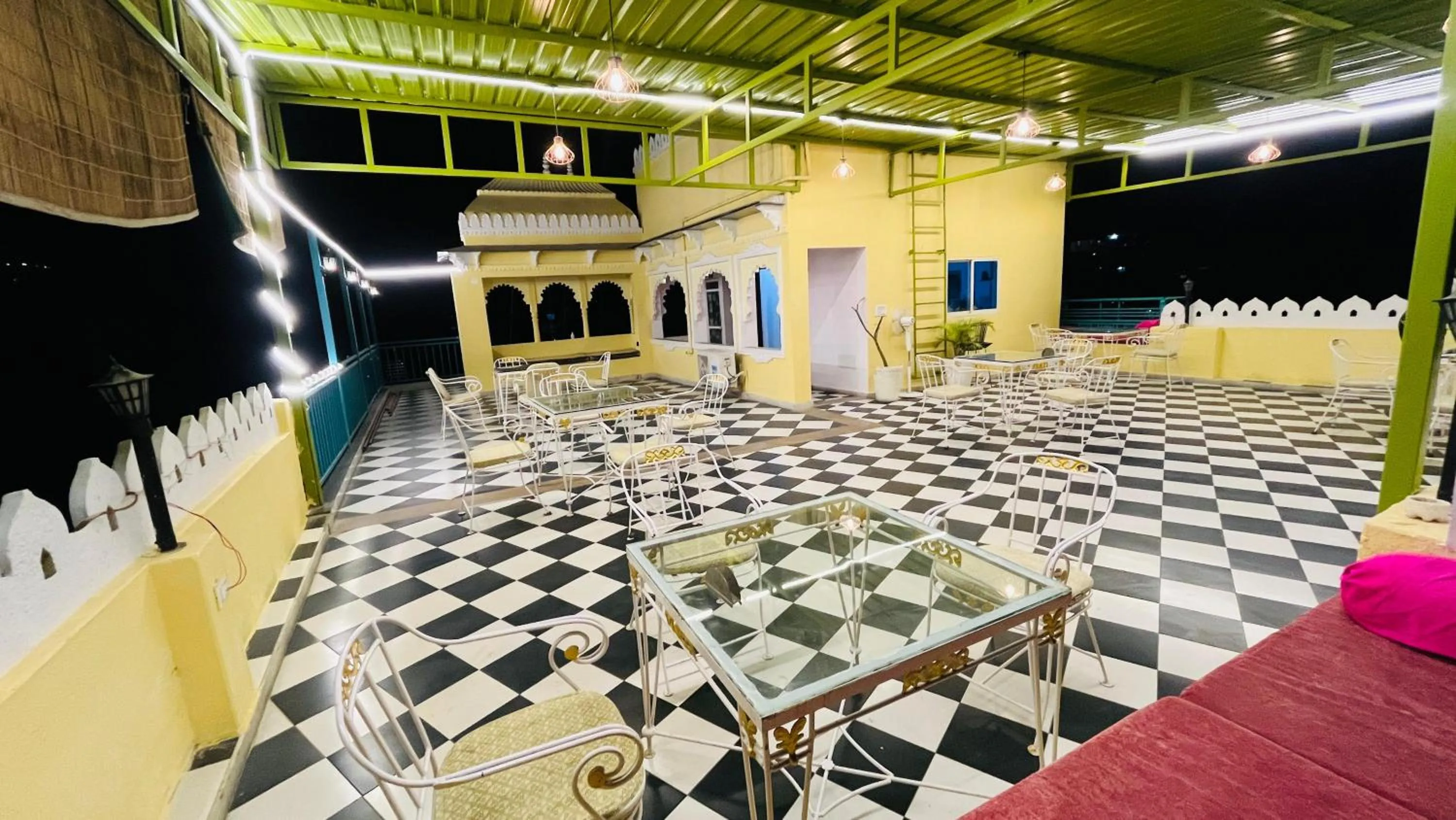 Restaurant/places to eat in Hotel Ushaan Haveli