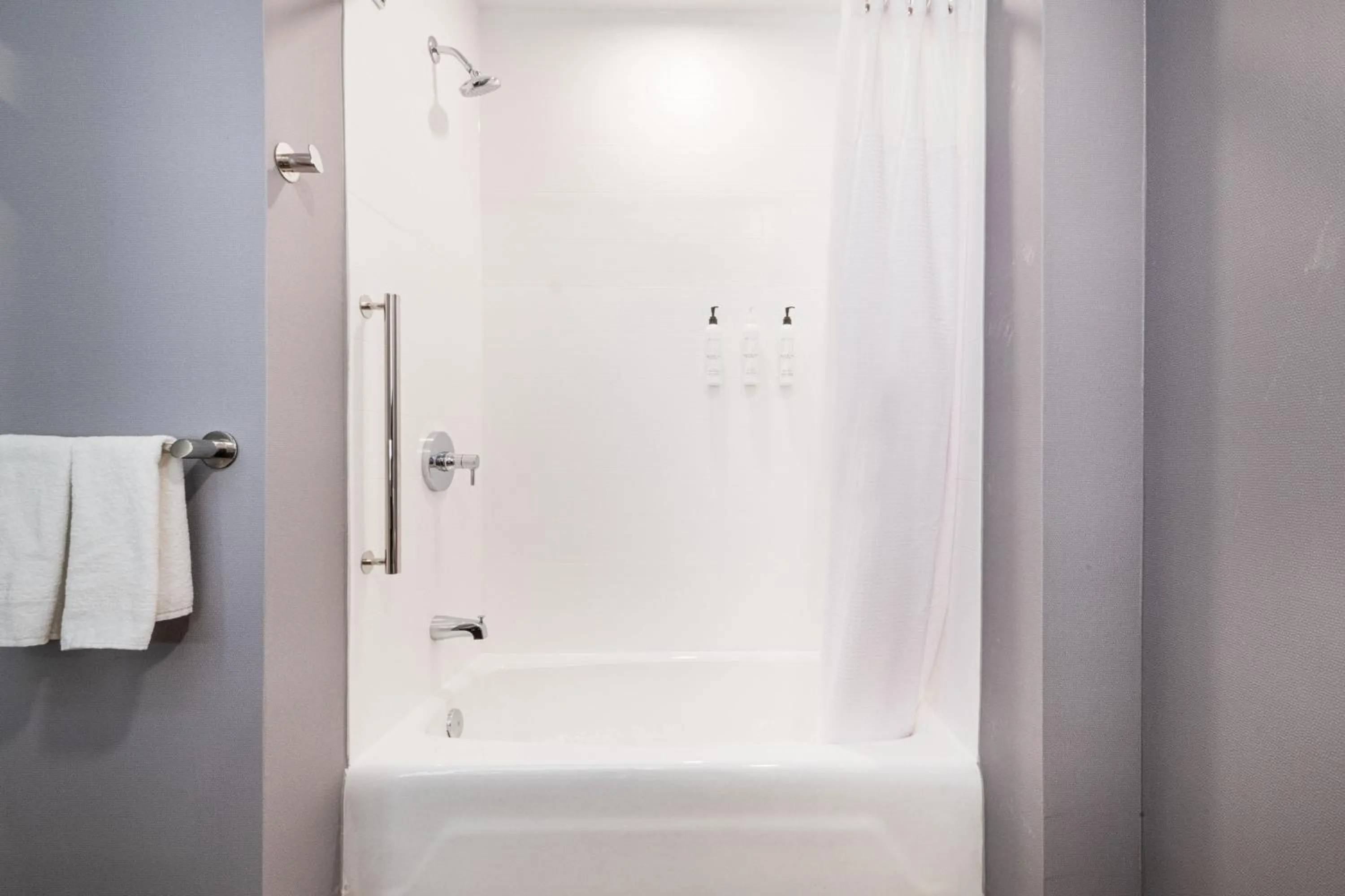 Bathroom in SpringHill Suites by Marriott Baltimore Downtown Convention Center Area