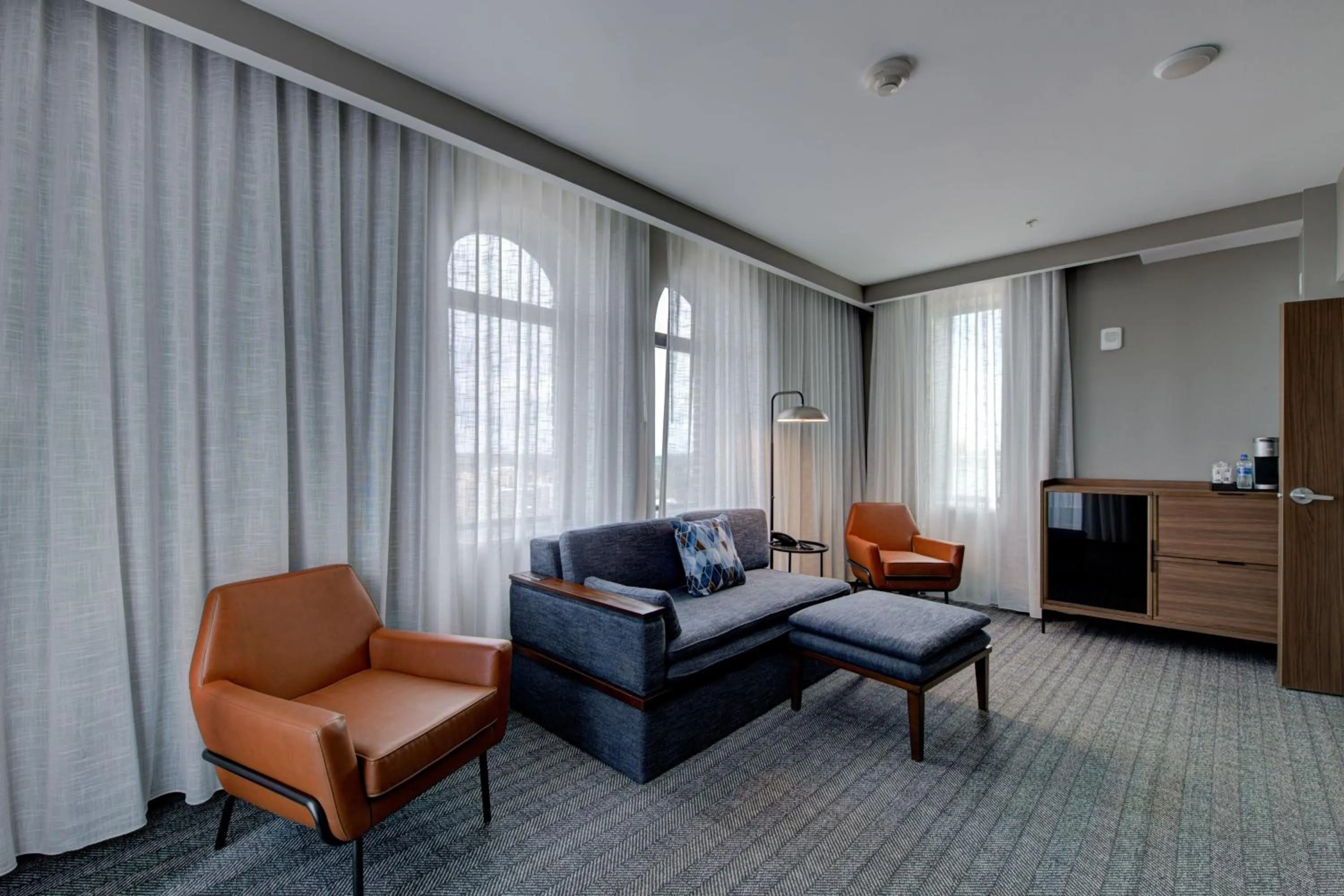 Living room in The Threefoot Hotel, Meridian, a Tribute Portfolio Hotel