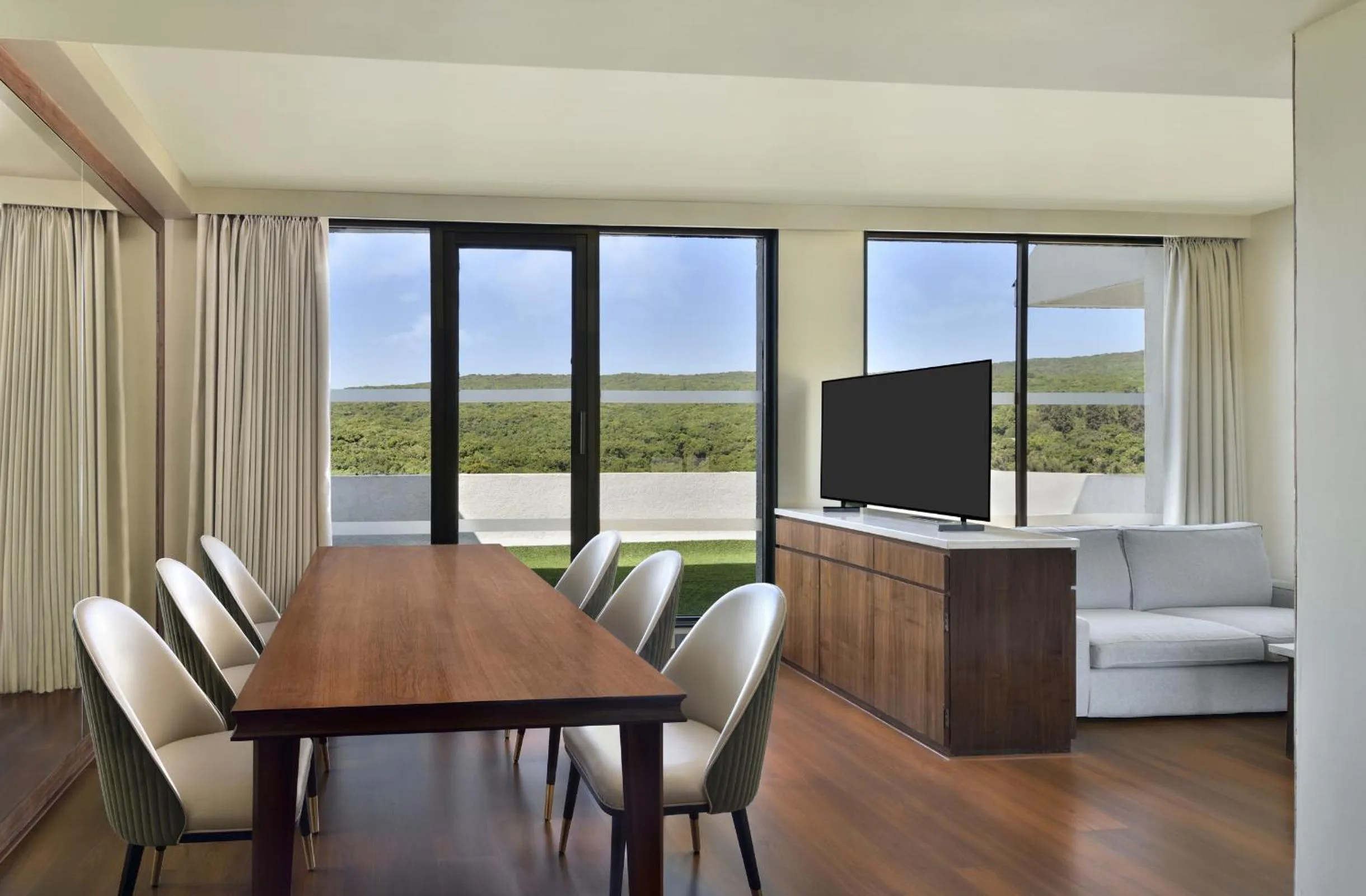 Communal lounge/ TV room in Courtyard by Marriott Mahabaleshwar