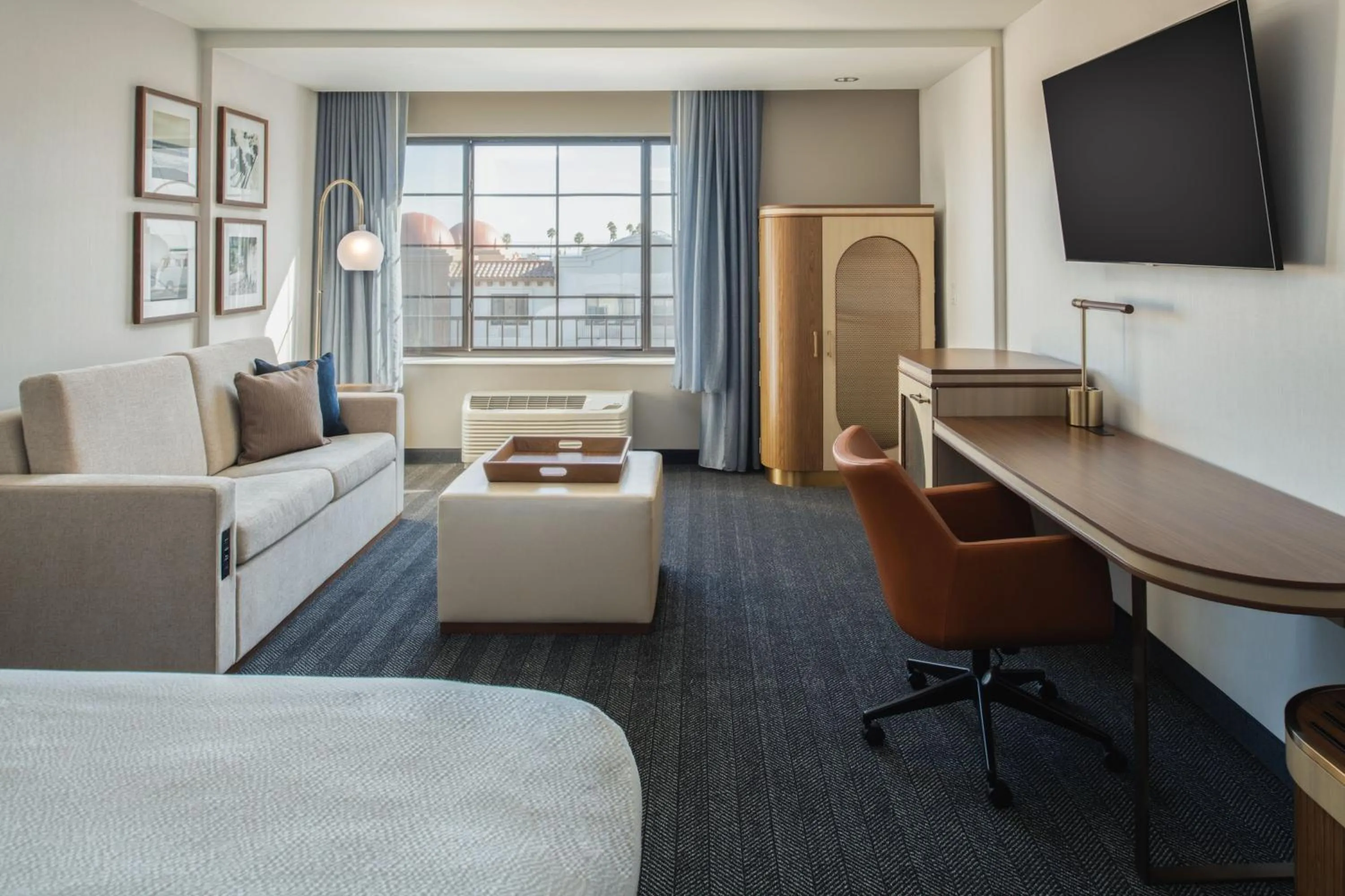 Photo of the whole room, Bed in Courtyard by Marriott Santa Cruz