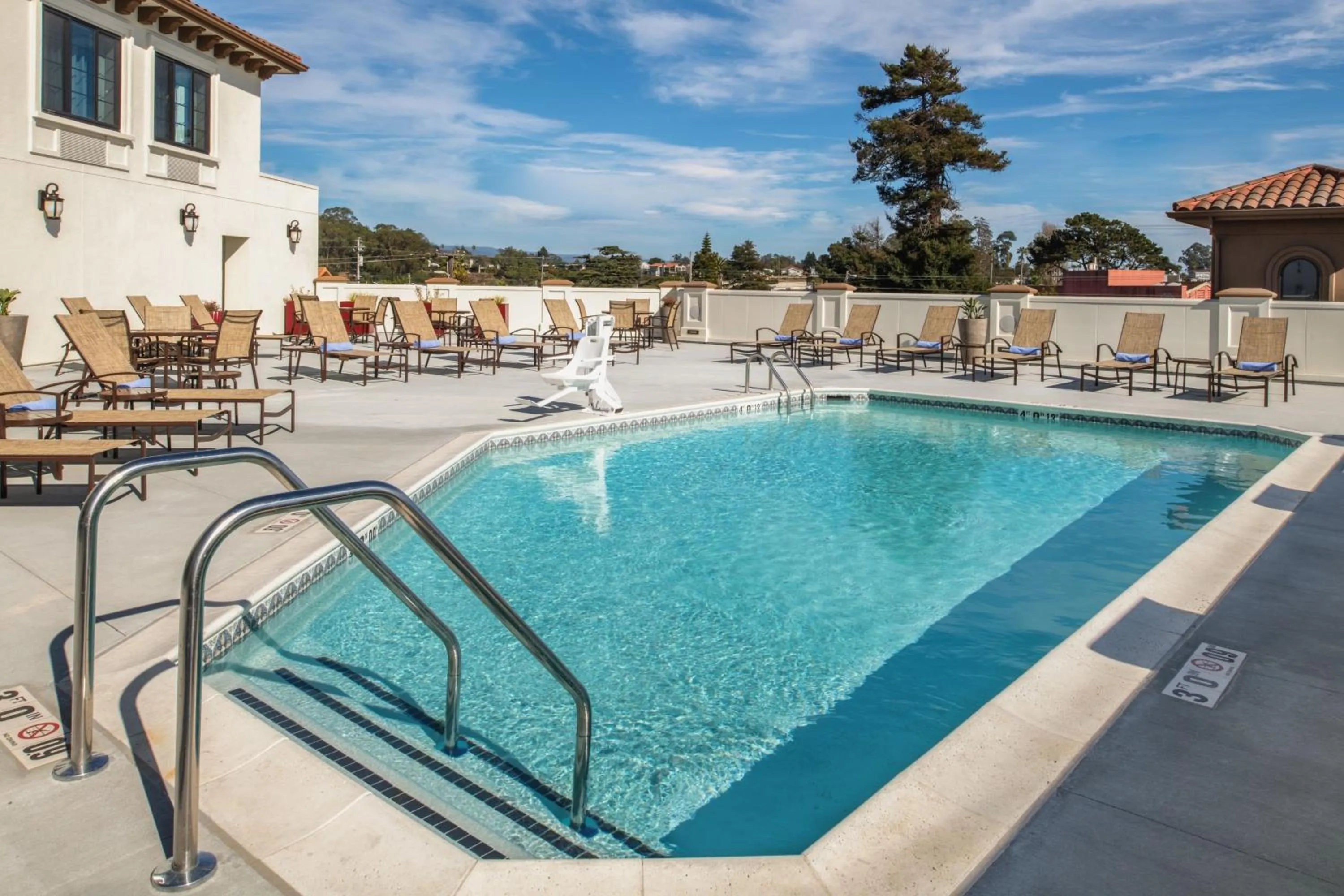 Swimming pool in Courtyard by Marriott Santa Cruz