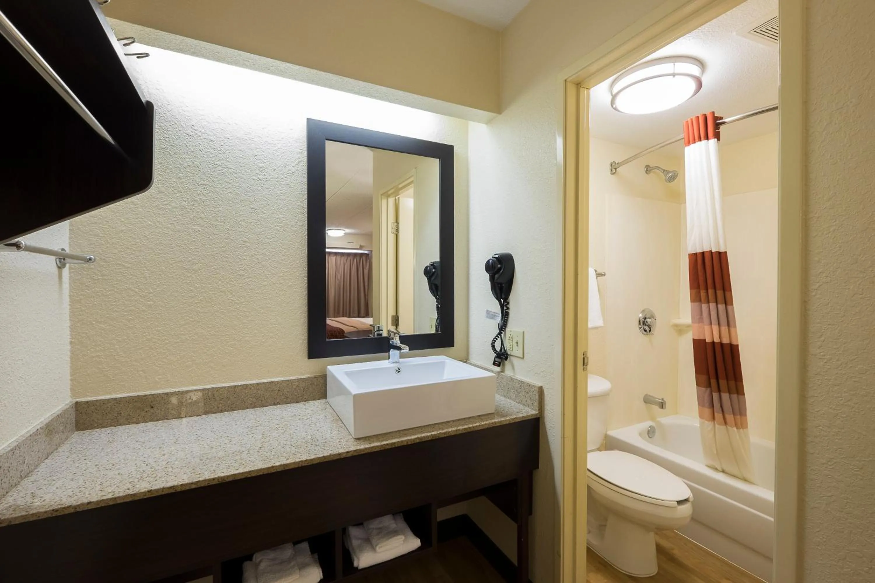 Bathroom in Red Roof Inn PLUS+ Wilmington - Newark