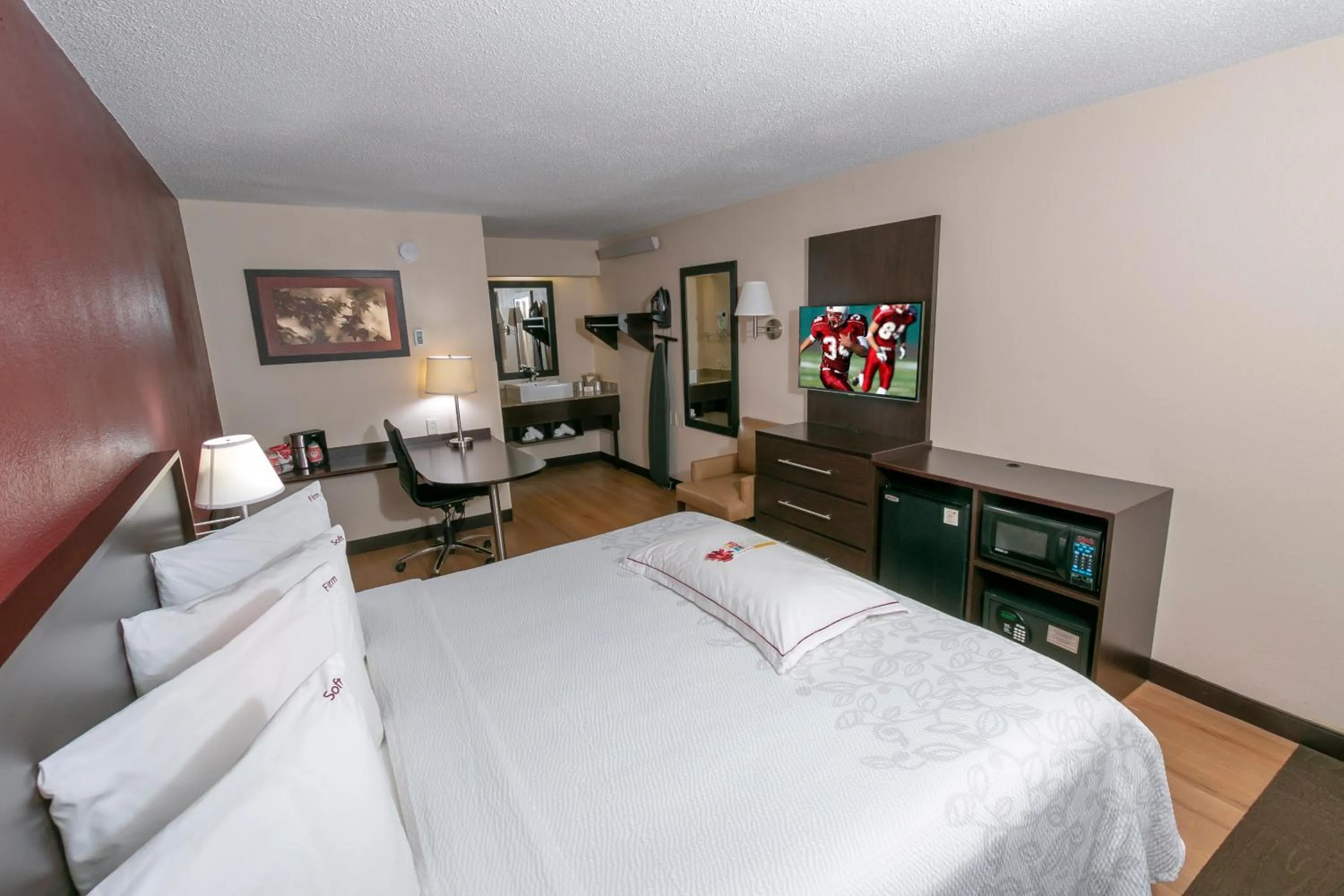 Photo of the whole room, Bed in Red Roof Inn PLUS+ Wilmington - Newark