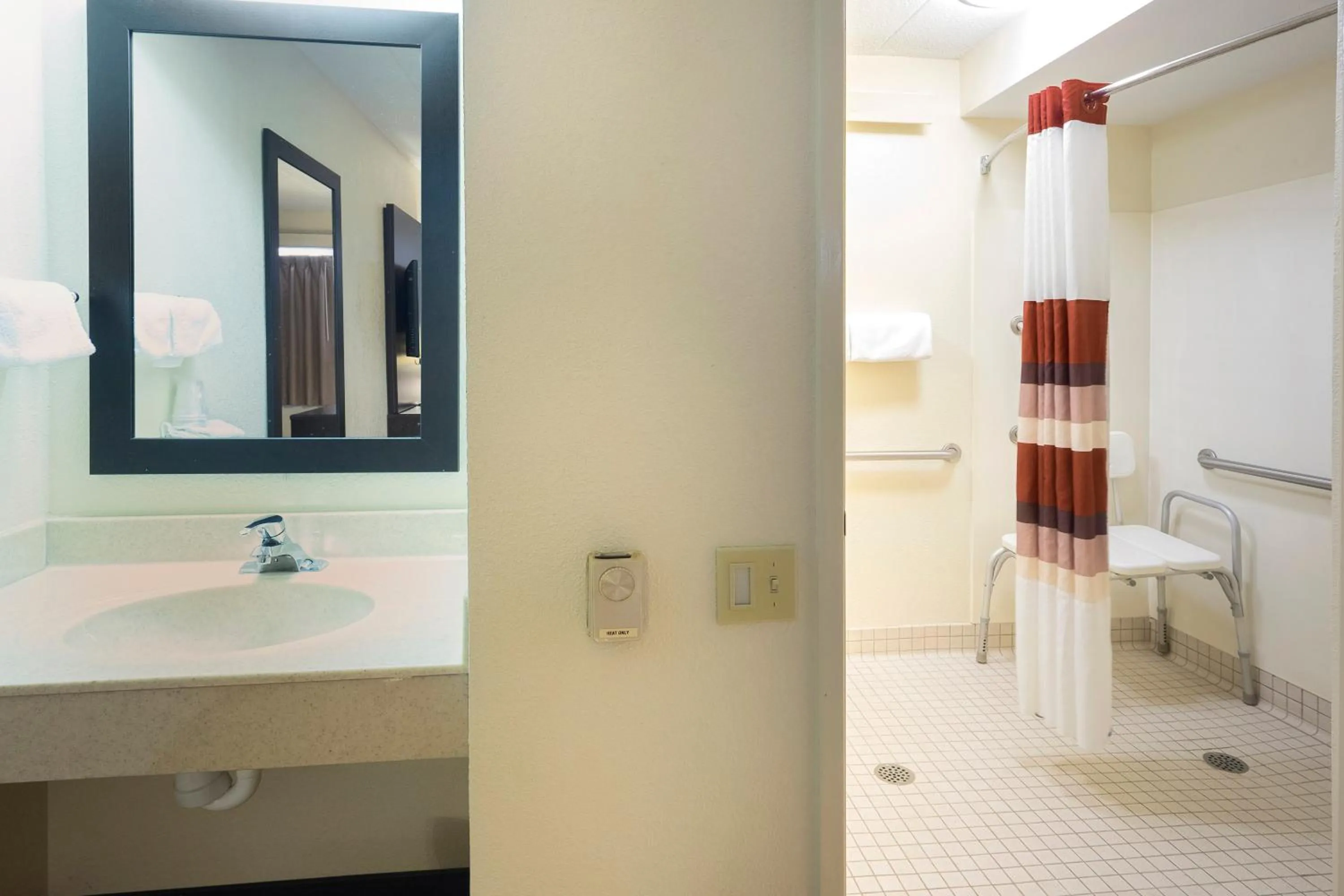 Bathroom in Red Roof Inn PLUS+ Wilmington - Newark