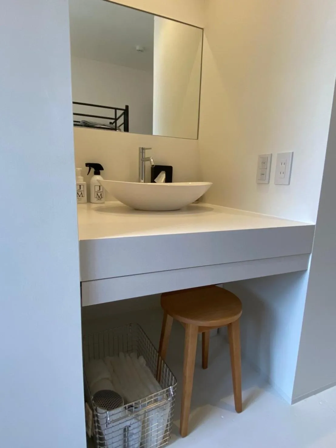 Area and facilities in En- Hostel & Café bar