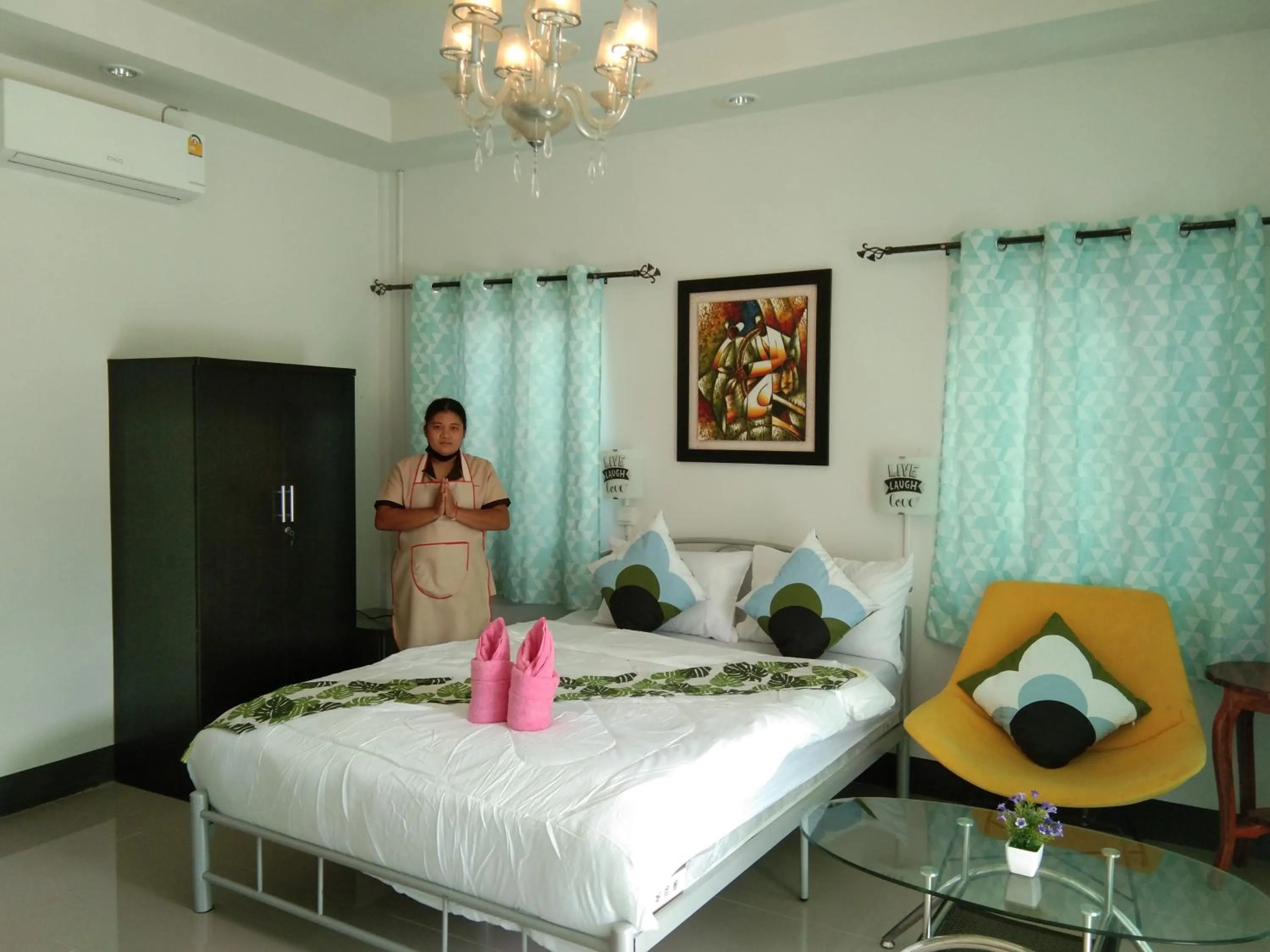 Shower, Bed in Cessna Park Resort and Hotel