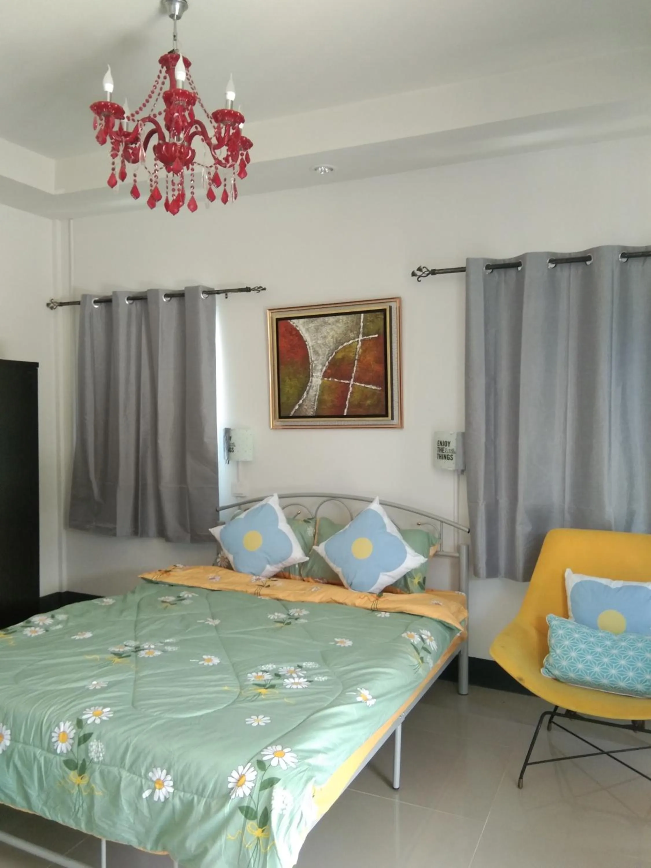 Living room, Bed in Cessna Park Resort and Hotel