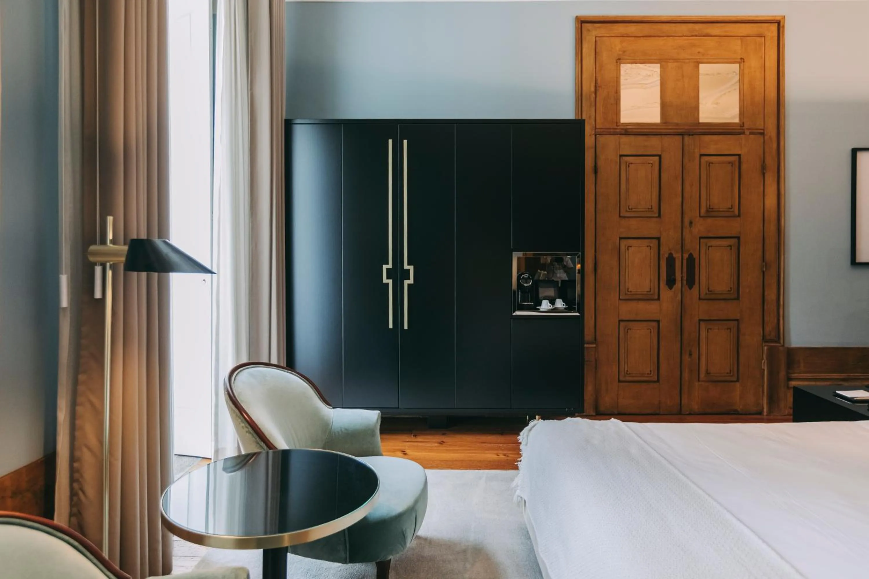 Seating area, Bed in Torel Royal Court