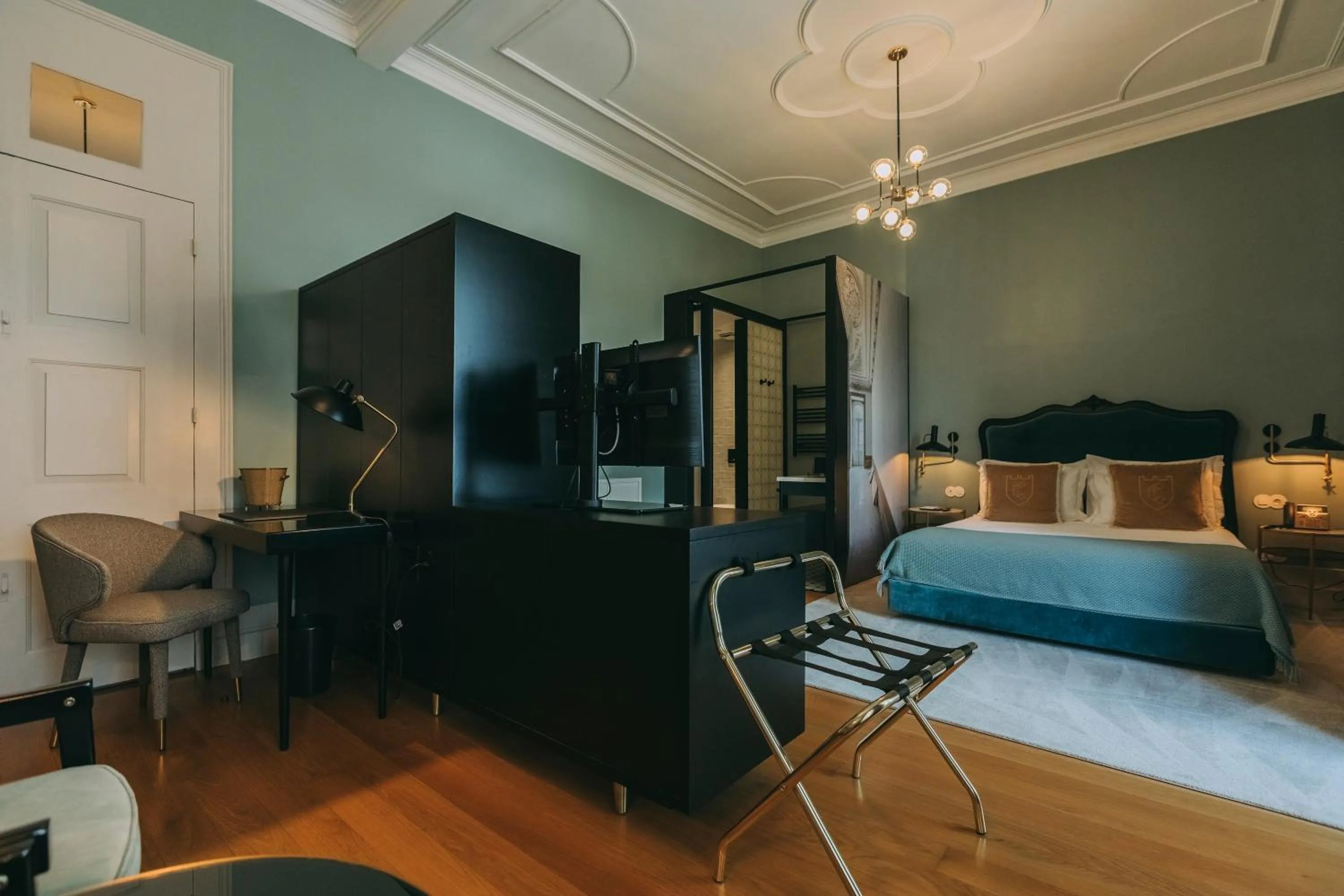 Photo of the whole room, Bed in Torel Royal Court