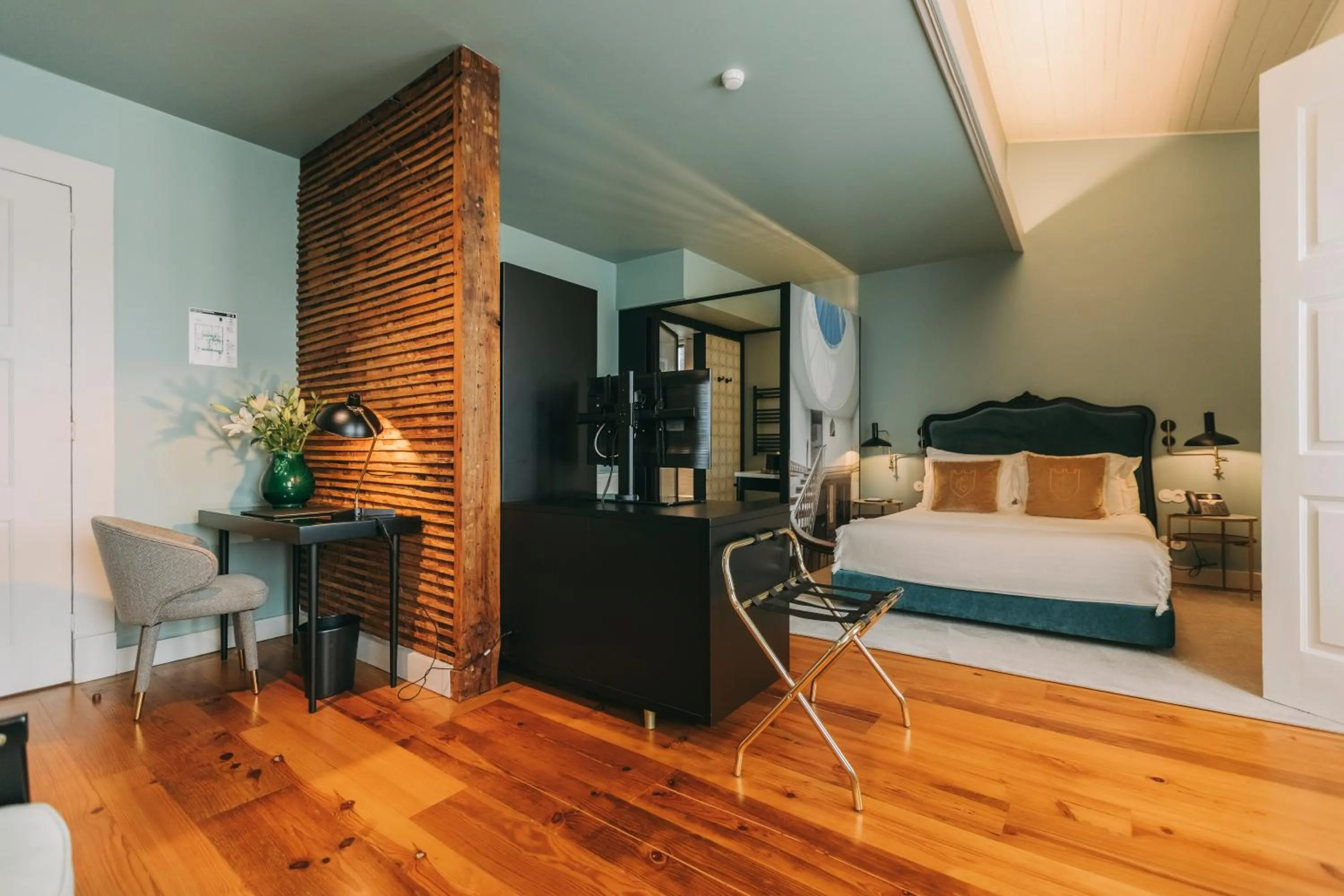 Photo of the whole room, Bed in Torel Royal Court