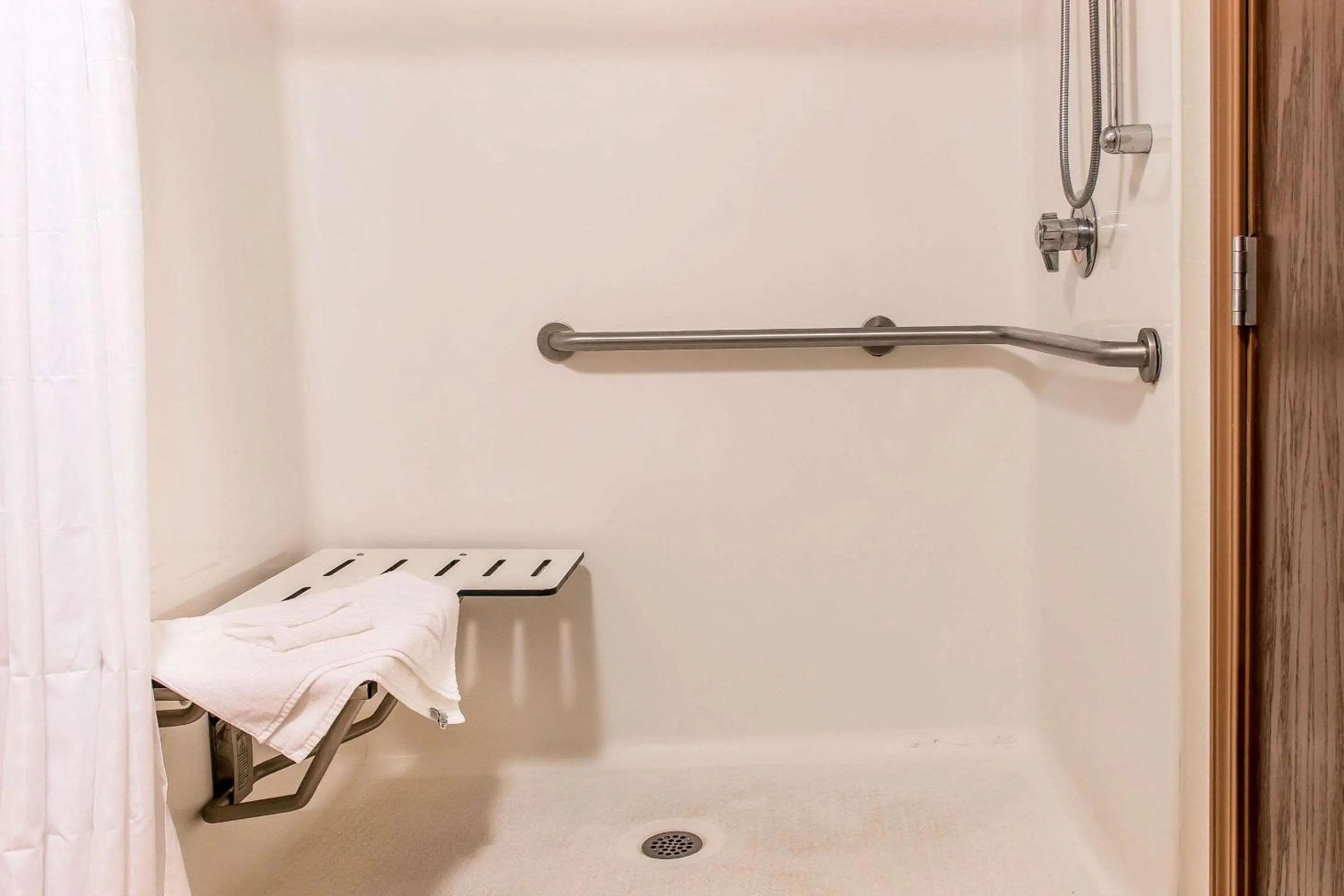 Bathroom in Comfort Suites Wixom - Novi