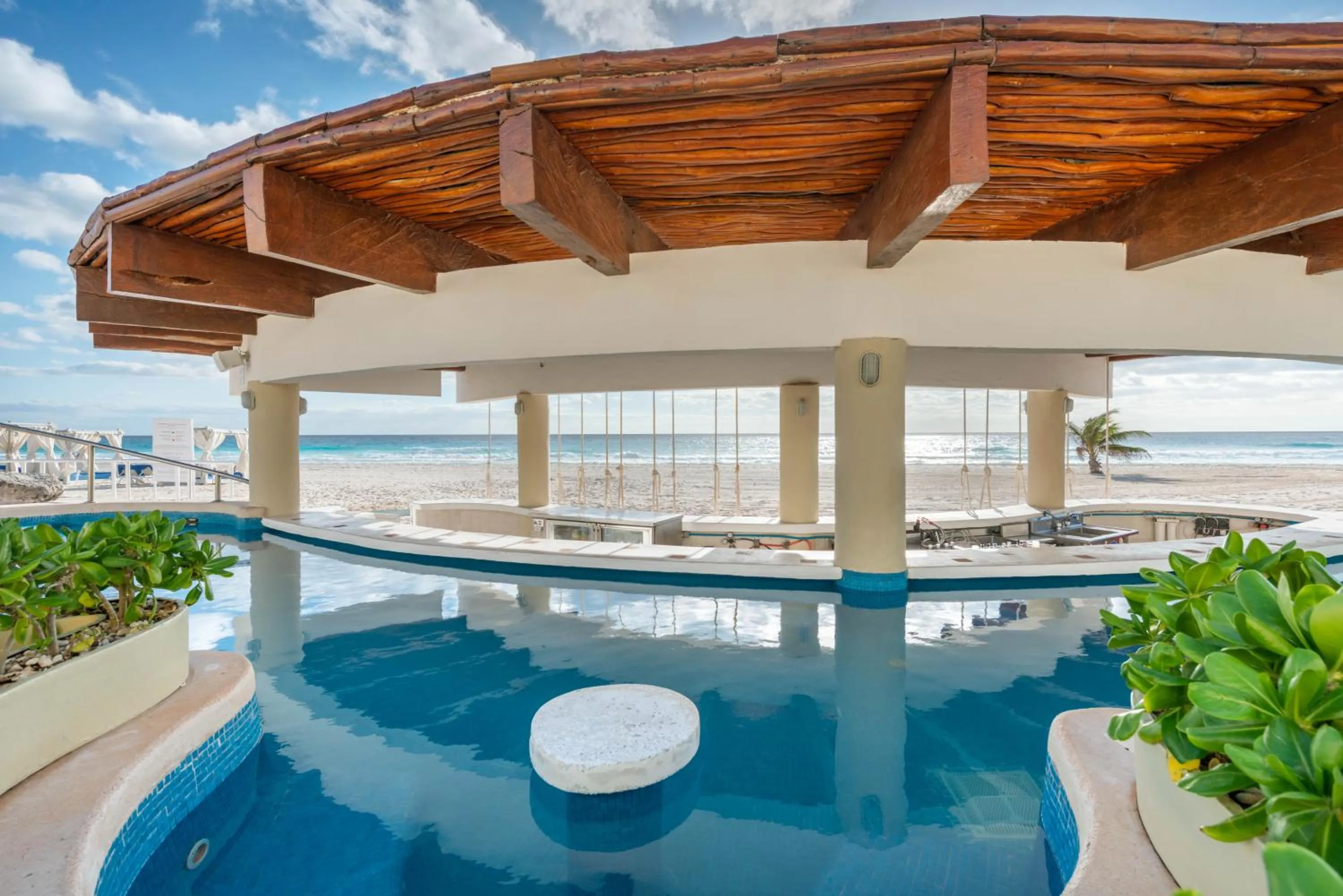 Lounge or bar in Wyndham Grand Cancun All Inclusive Resort & Villas