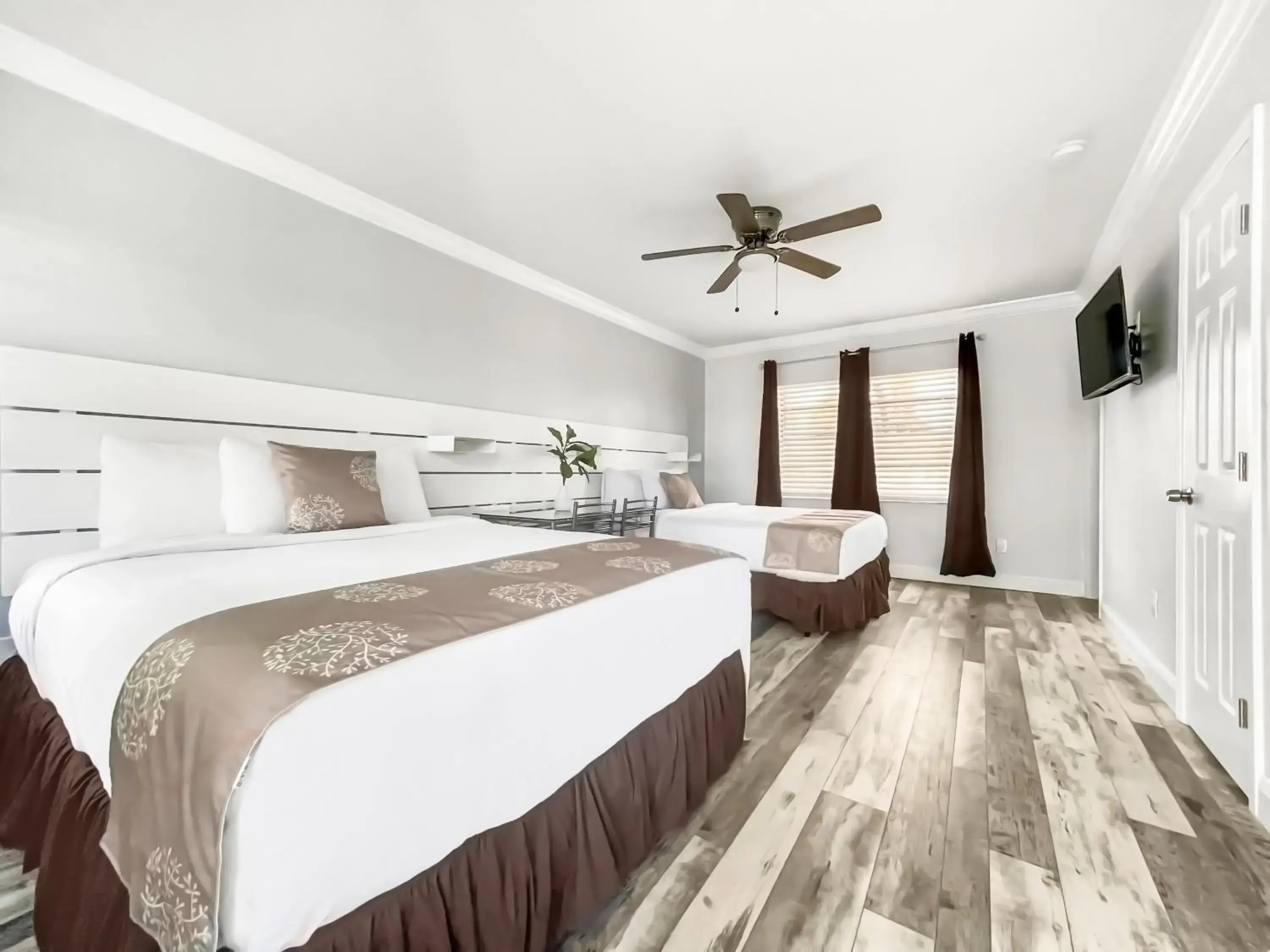 TV and multimedia, Bed in Neptune Oceanfront Rentals TV and multimedia, Bed in Neptune Oceanfront Rentals