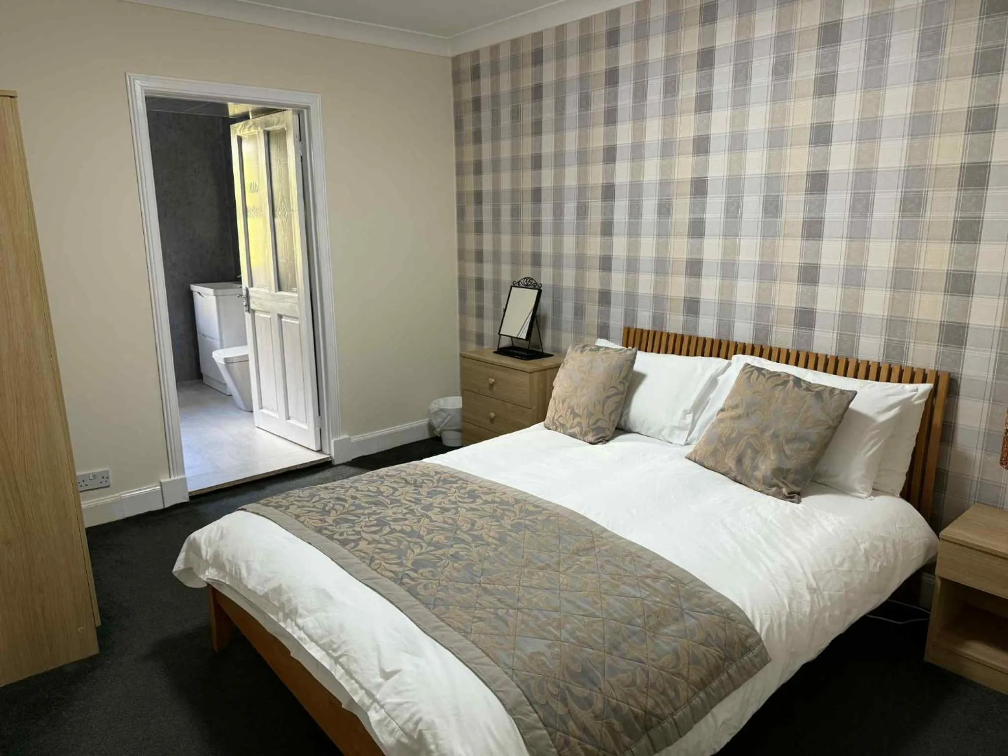 Bed in Belton House Holiday Home