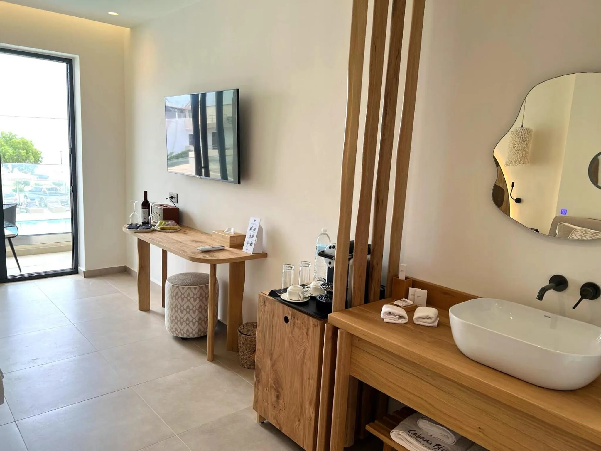 TV and multimedia in Cabana Blu Hotel & Suites