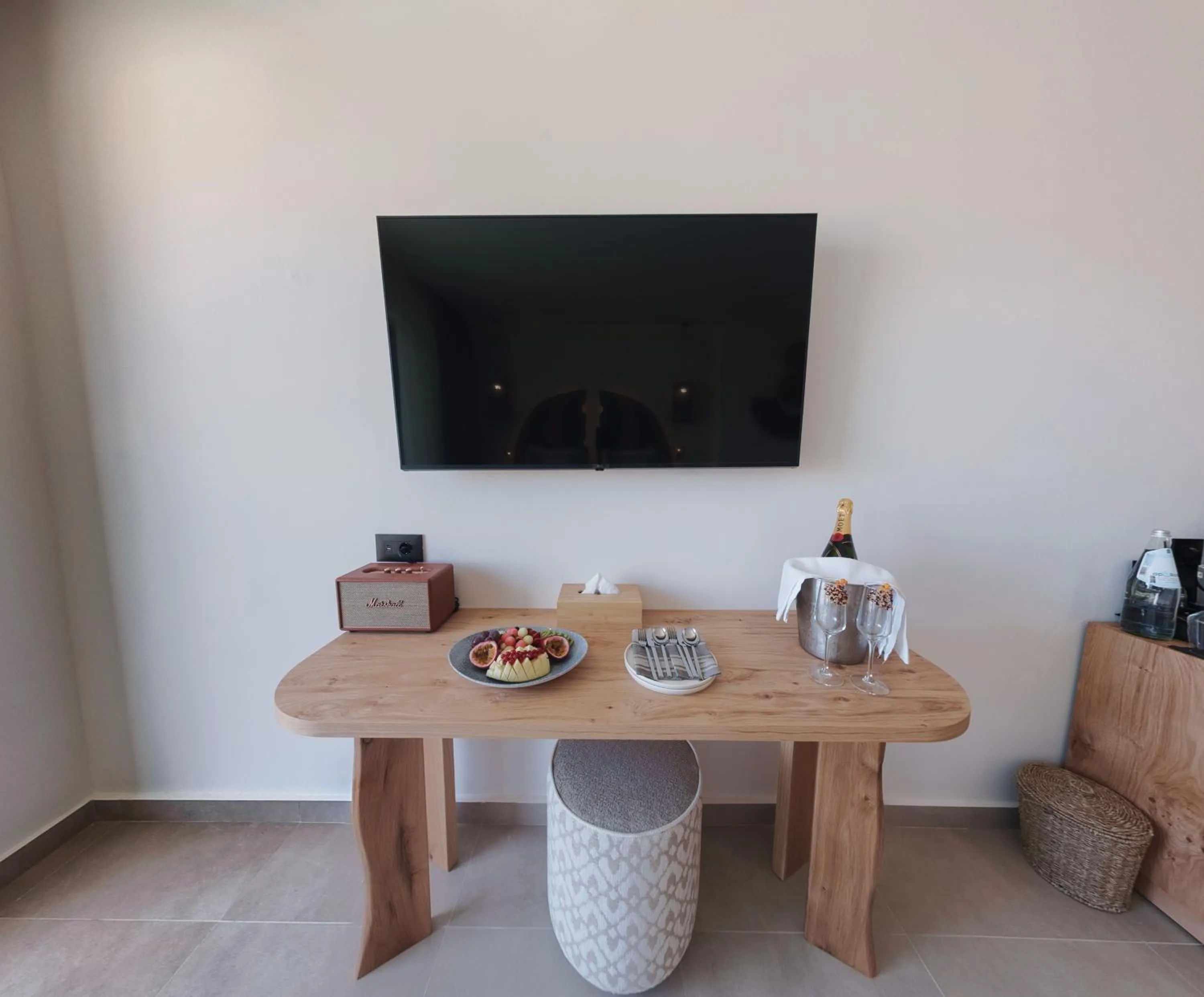 TV and multimedia in Cabana Blu Hotel & Suites