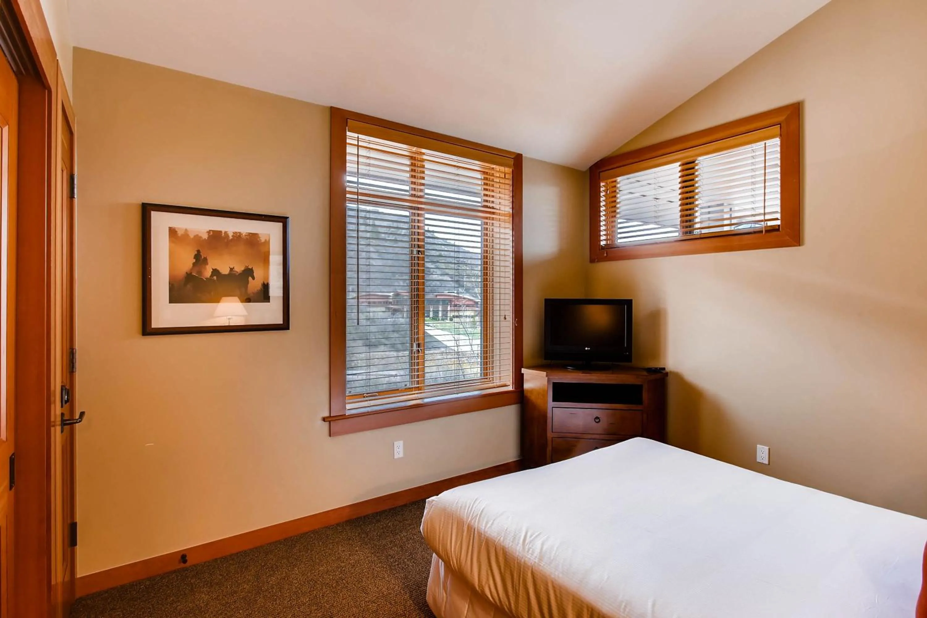 Bedroom, TV/Entertainment Center in Capitol Peak Lodge, a Destination by Hyatt Residence