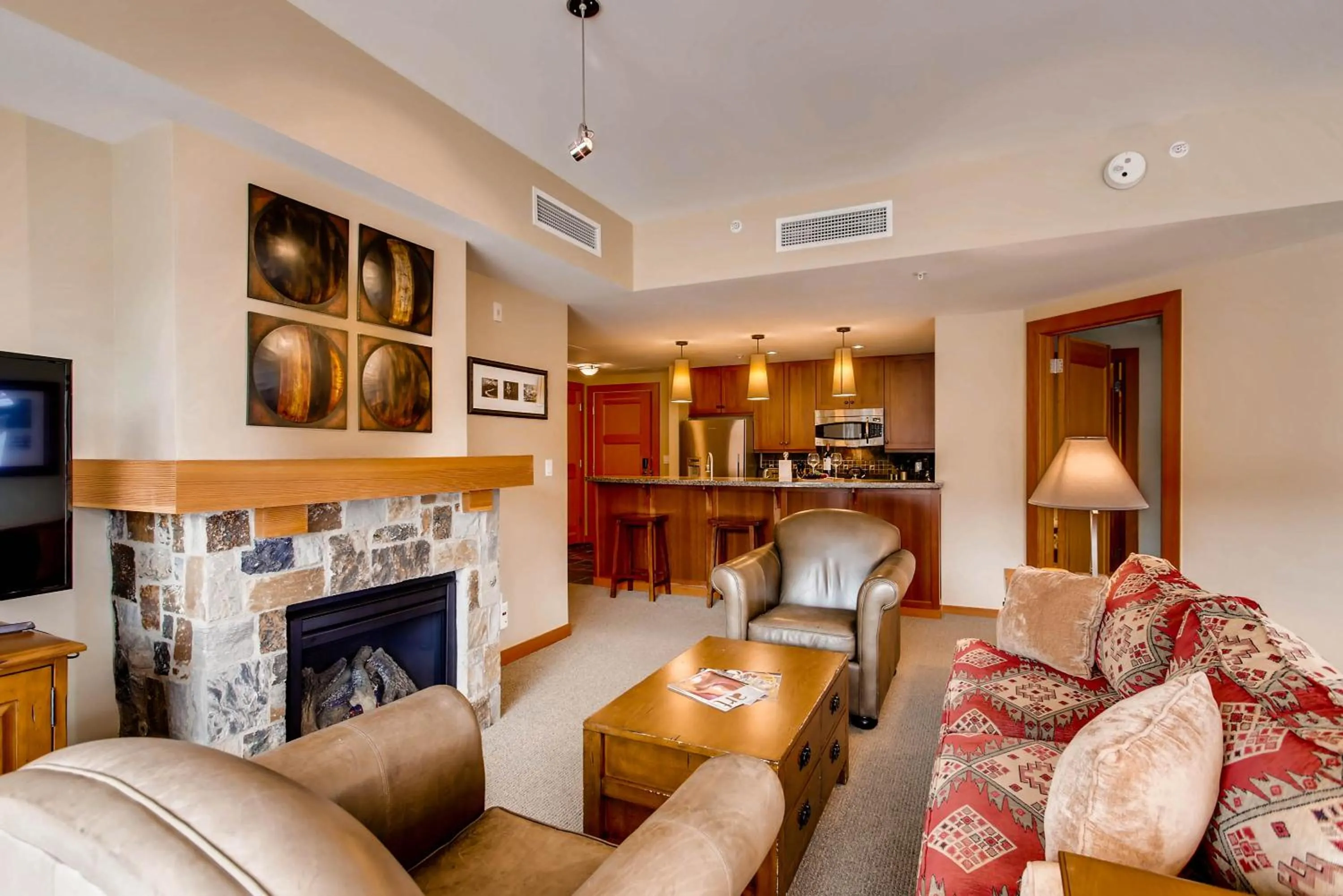 Living room, Lounge/Bar in Capitol Peak Lodge, a Destination by Hyatt Residence