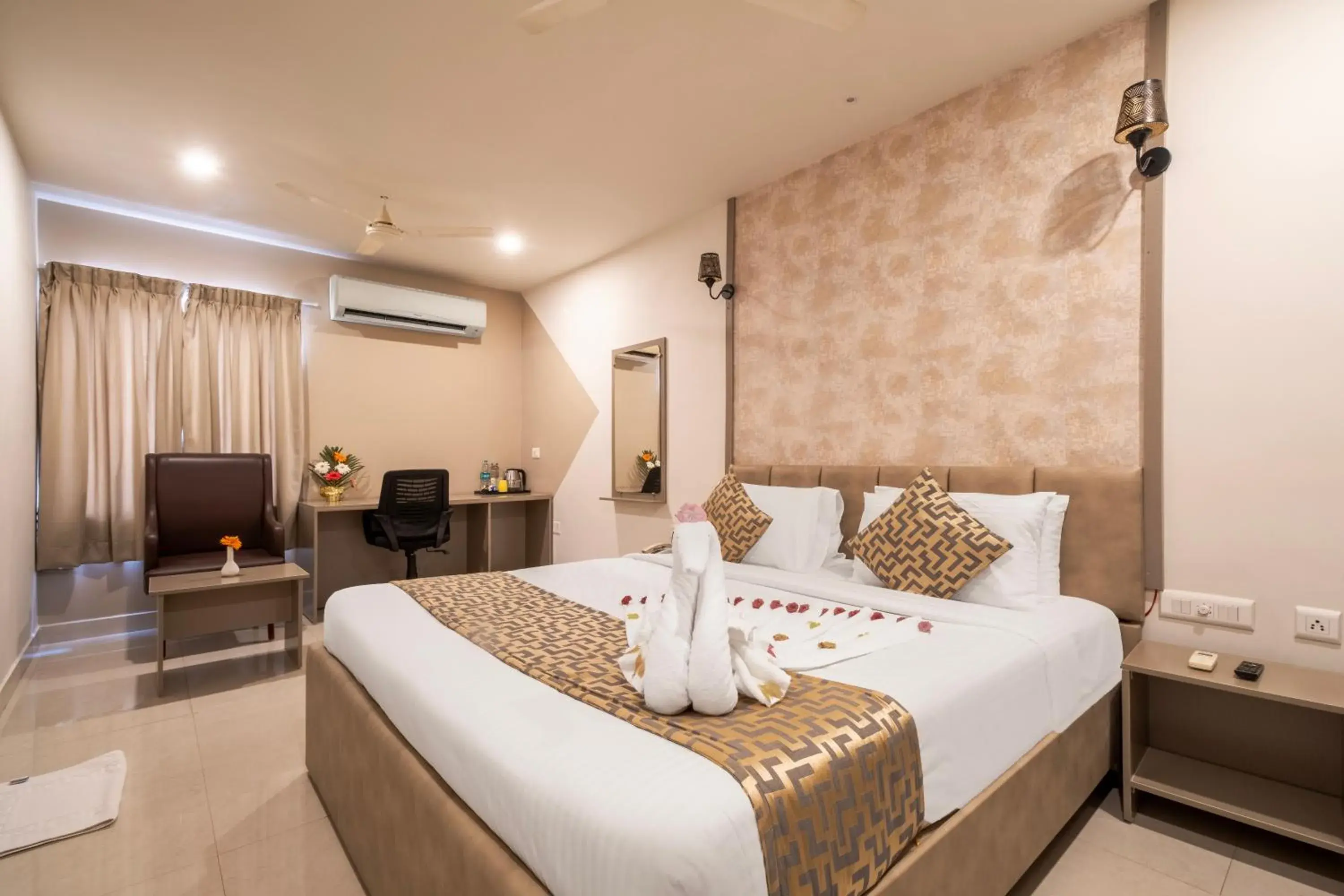 Photo of the whole room, Bed in Hotel Seasons Inn Photo of the whole room, Bed in Hotel Seasons Inn