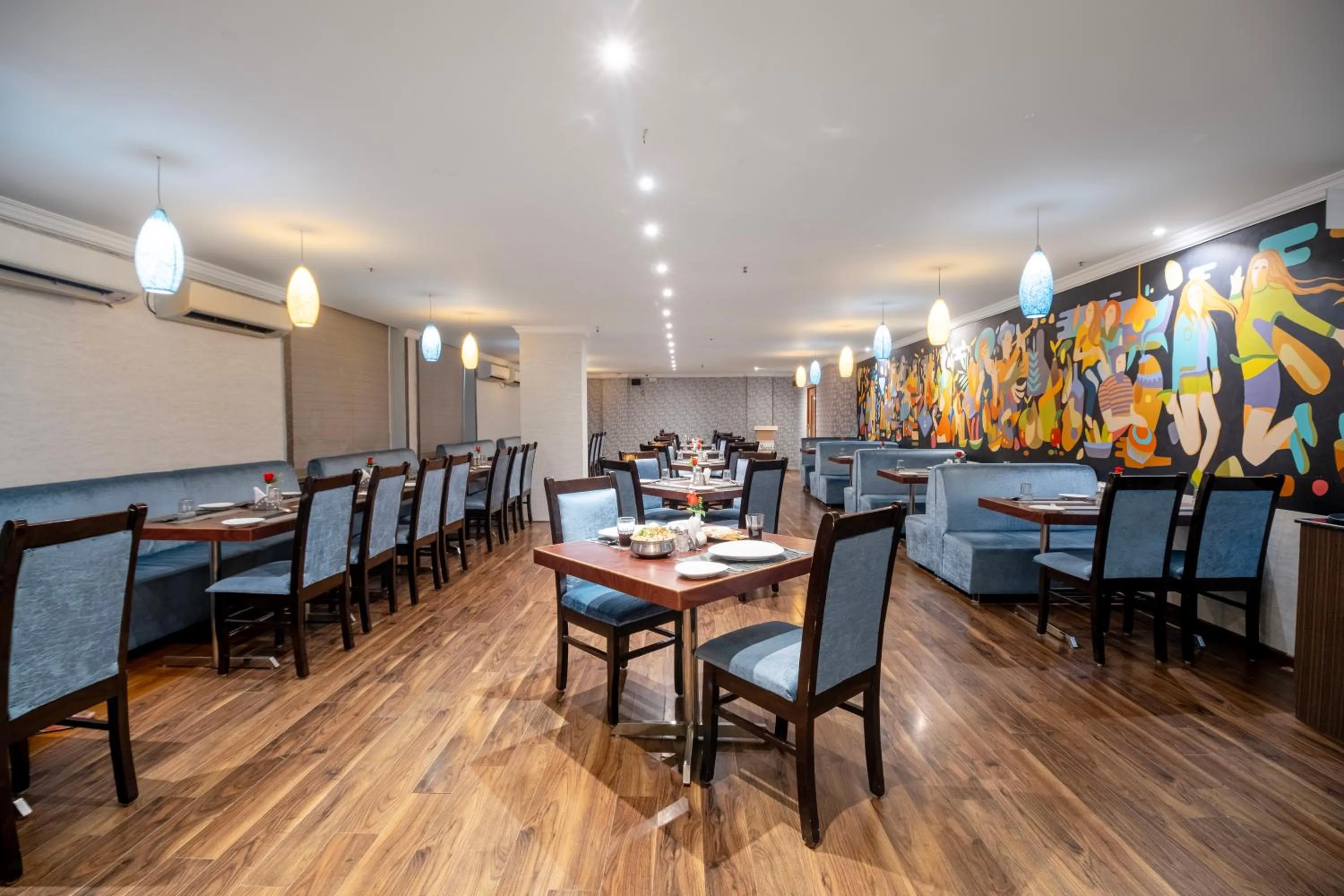 Restaurant/places to eat in Hotel Seasons Inn