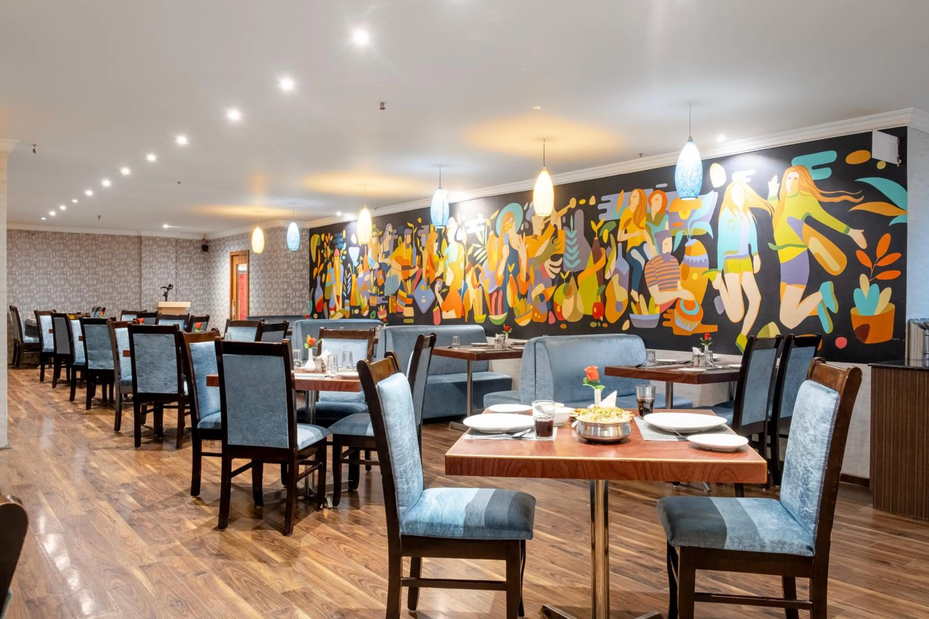 Restaurant/places to eat in Hotel Seasons Inn