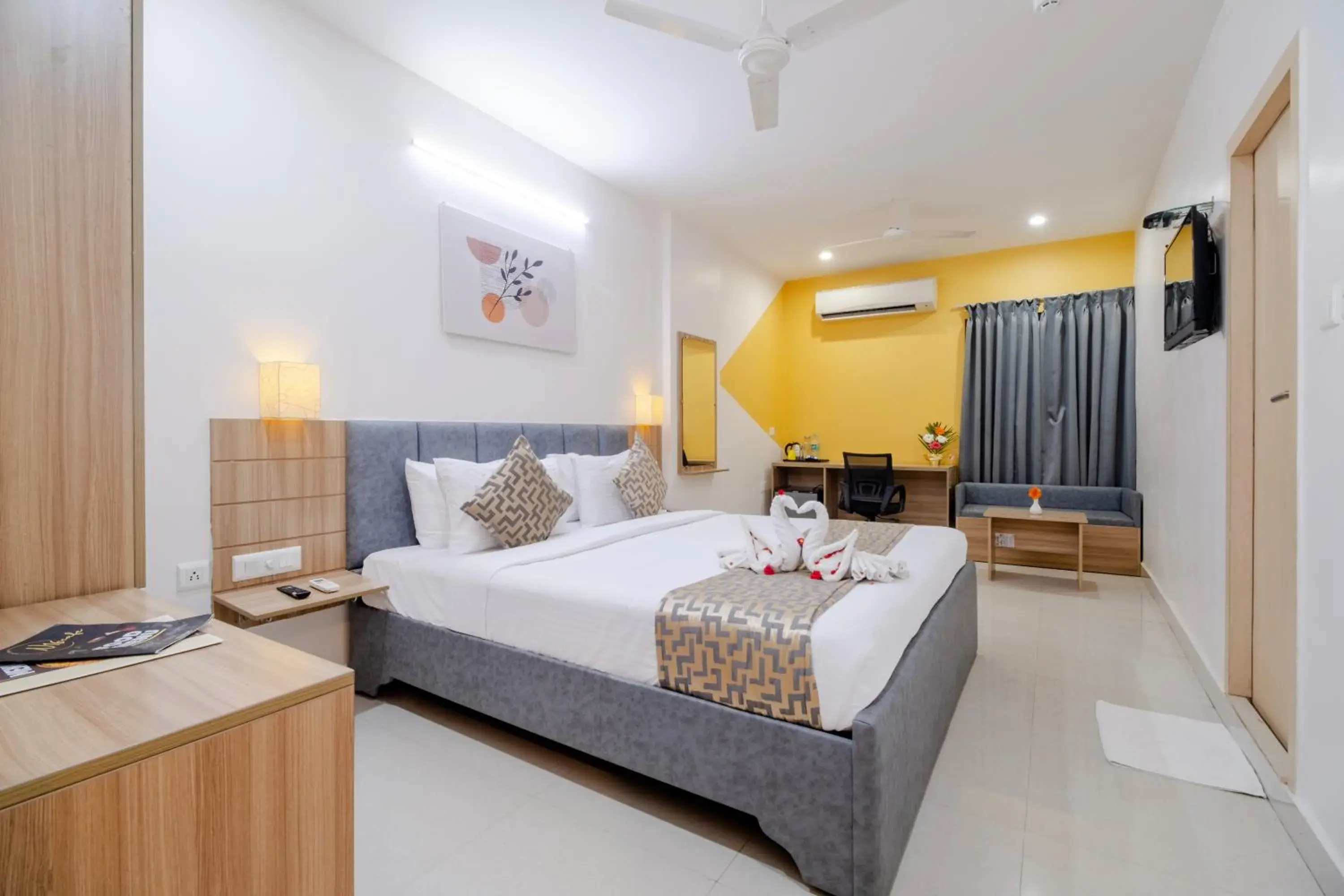 Bed in Hotel Seasons Inn Bed in Hotel Seasons Inn