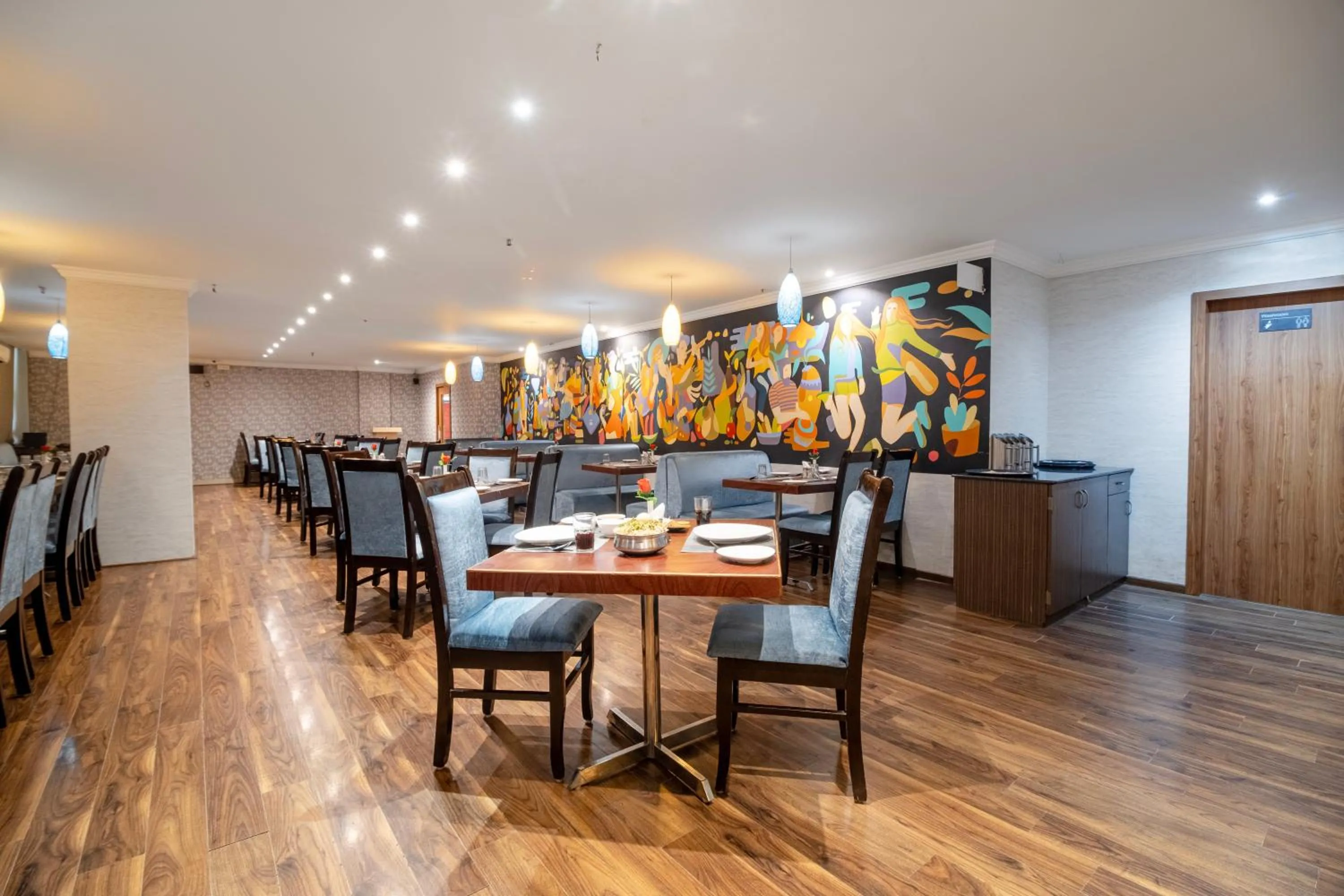 Restaurant/places to eat in Hotel Seasons Inn