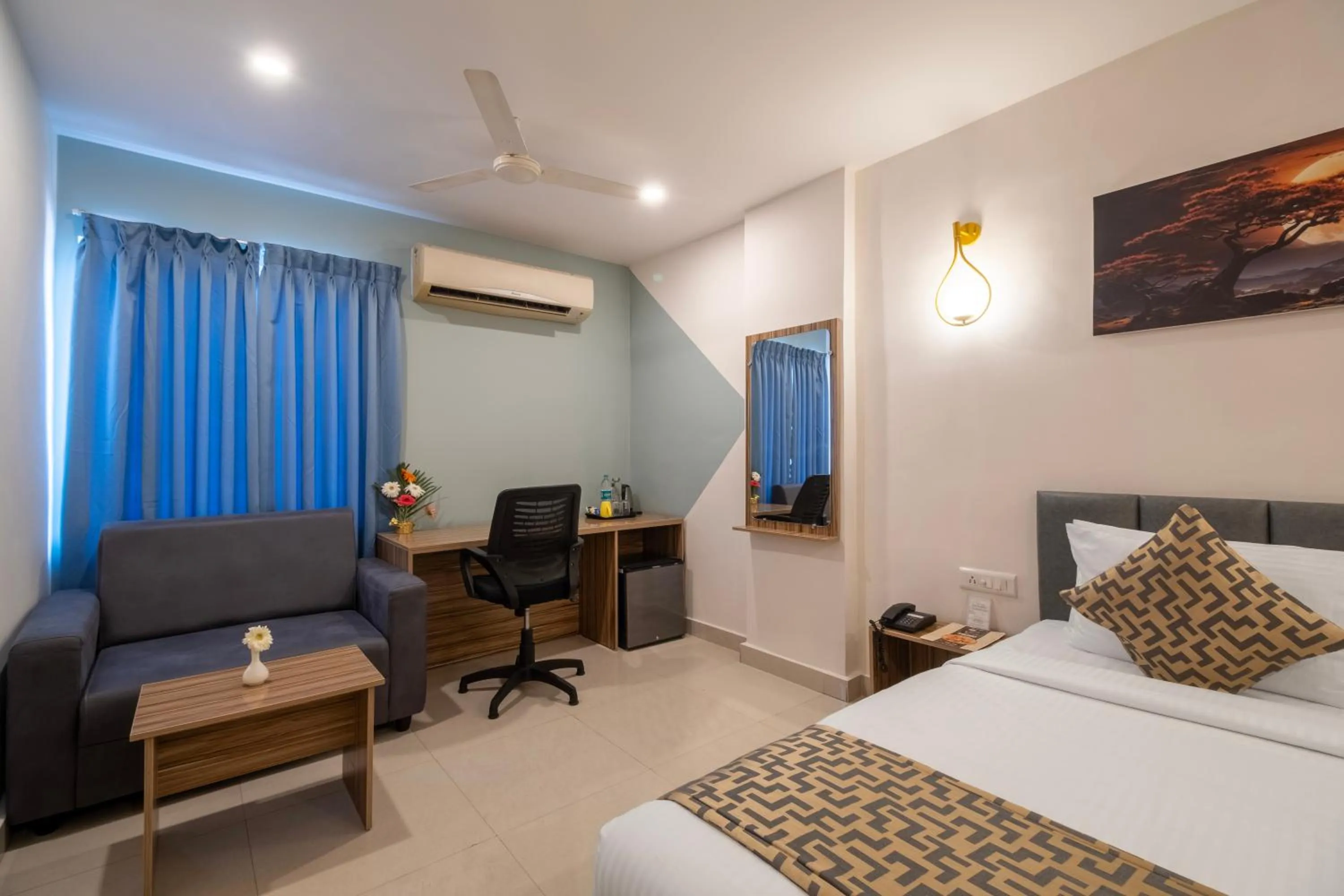 Living room, Bed in Hotel Seasons Inn