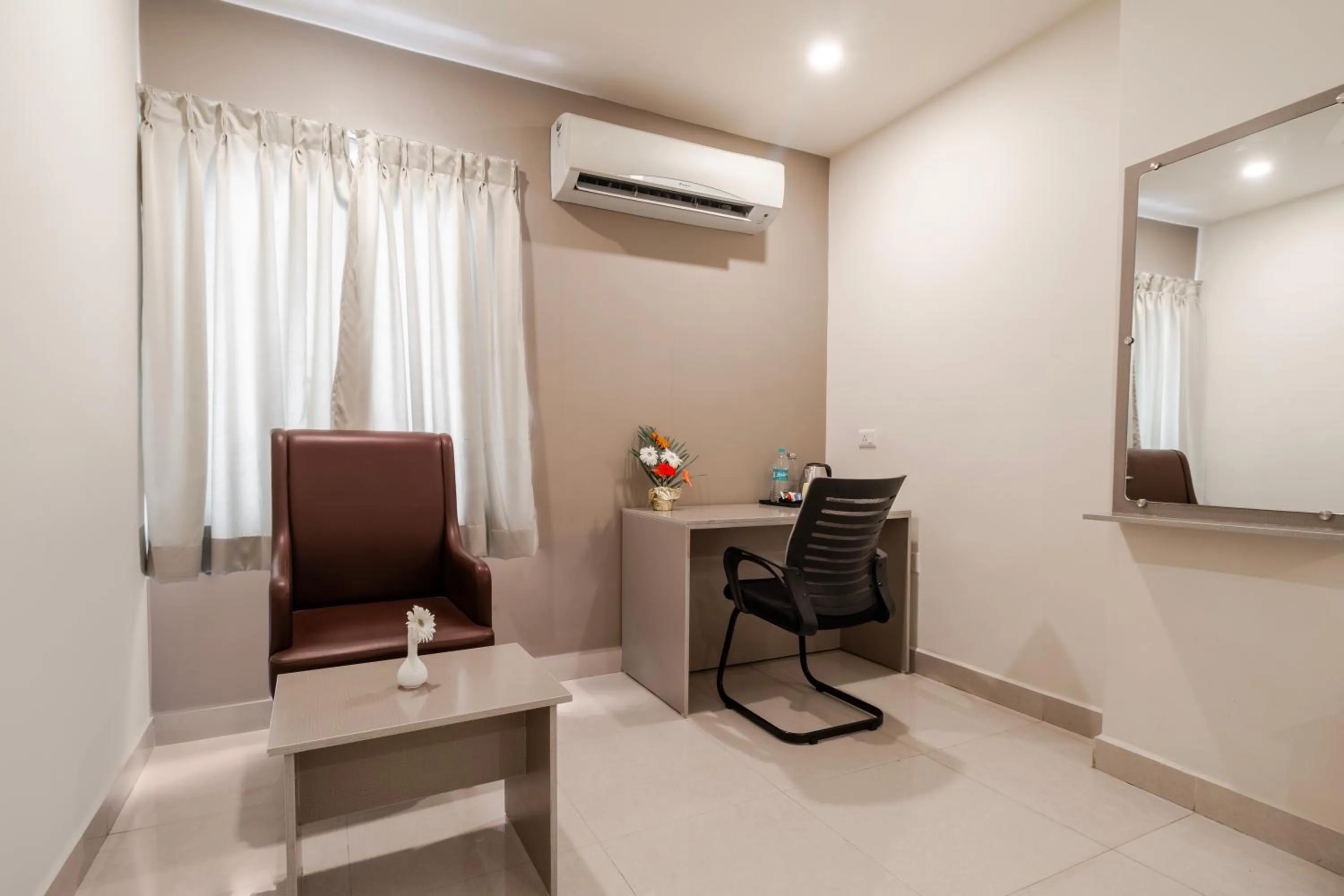 Seating area in Hotel Seasons Inn