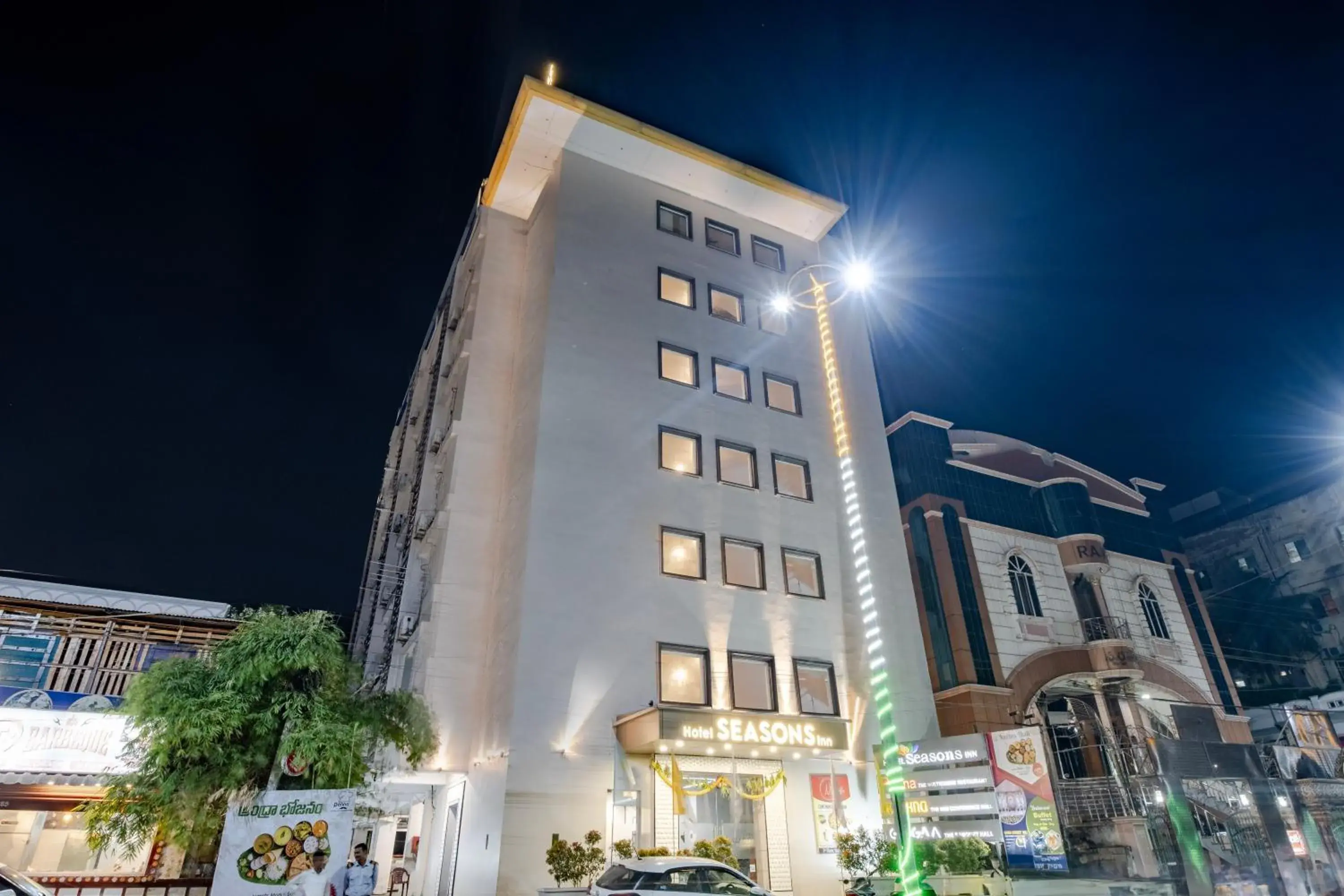 Property building in Hotel Seasons Inn Property building in Hotel Seasons Inn