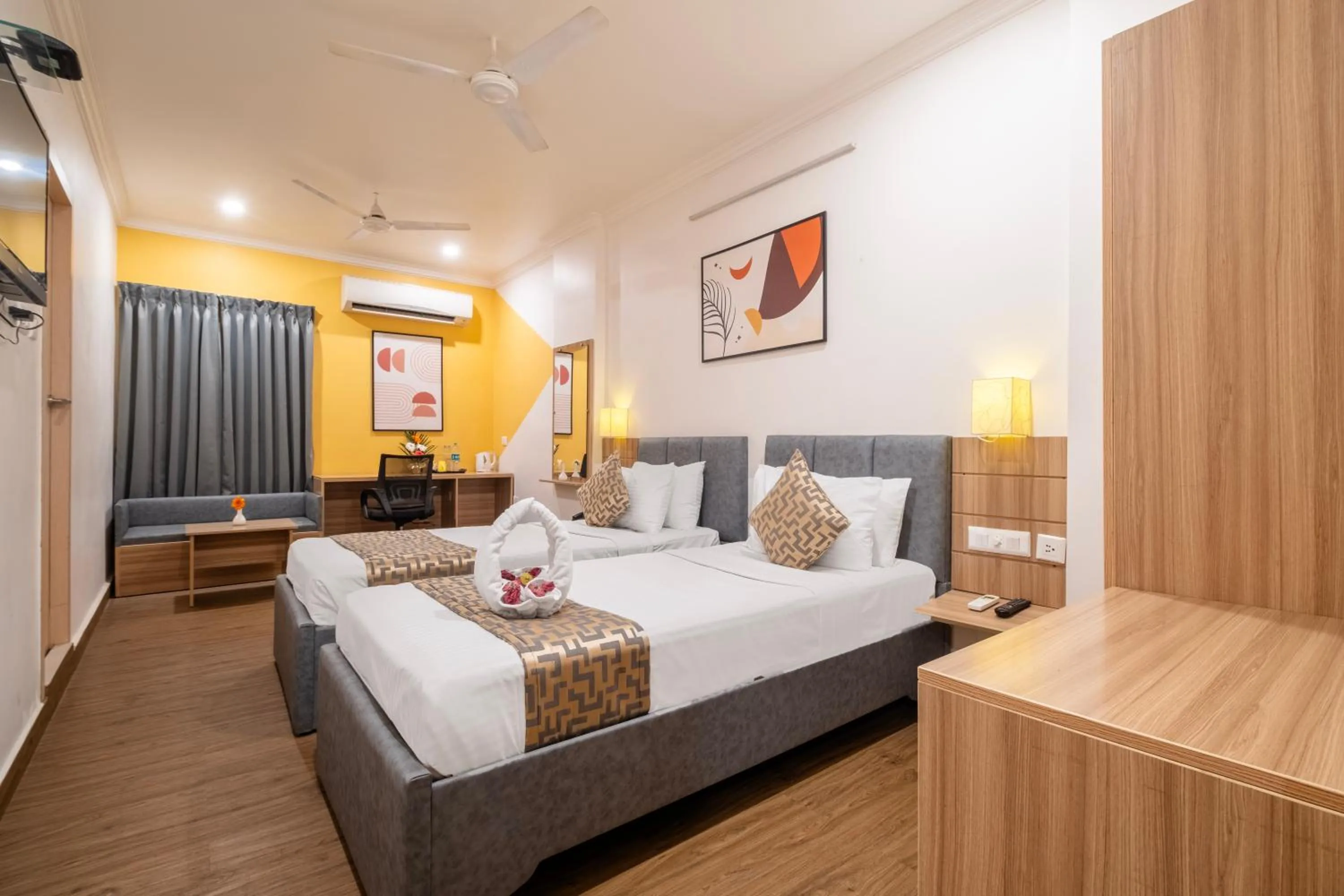 Bed in Hotel Seasons Inn