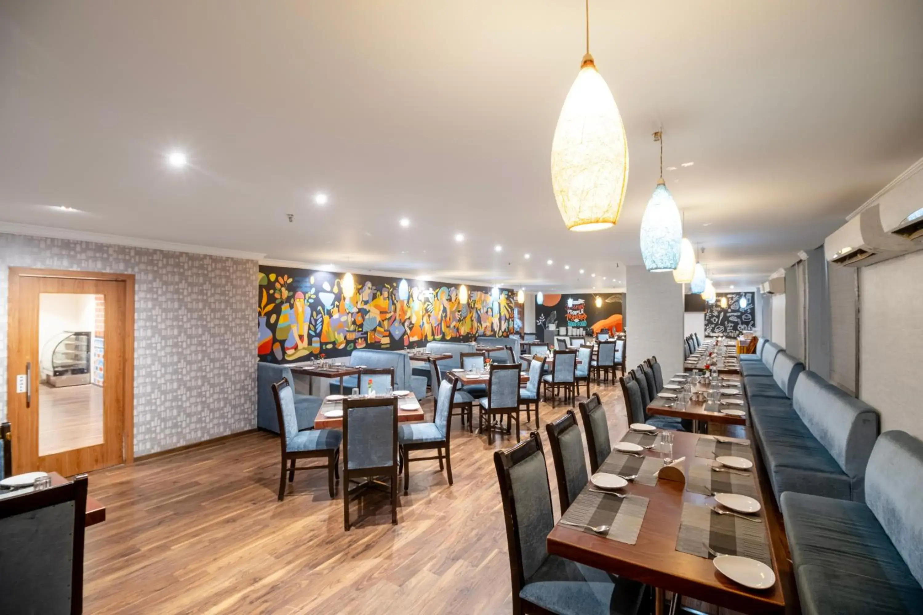 Restaurant/places to eat in Hotel Seasons Inn Restaurant/places to eat in Hotel Seasons Inn