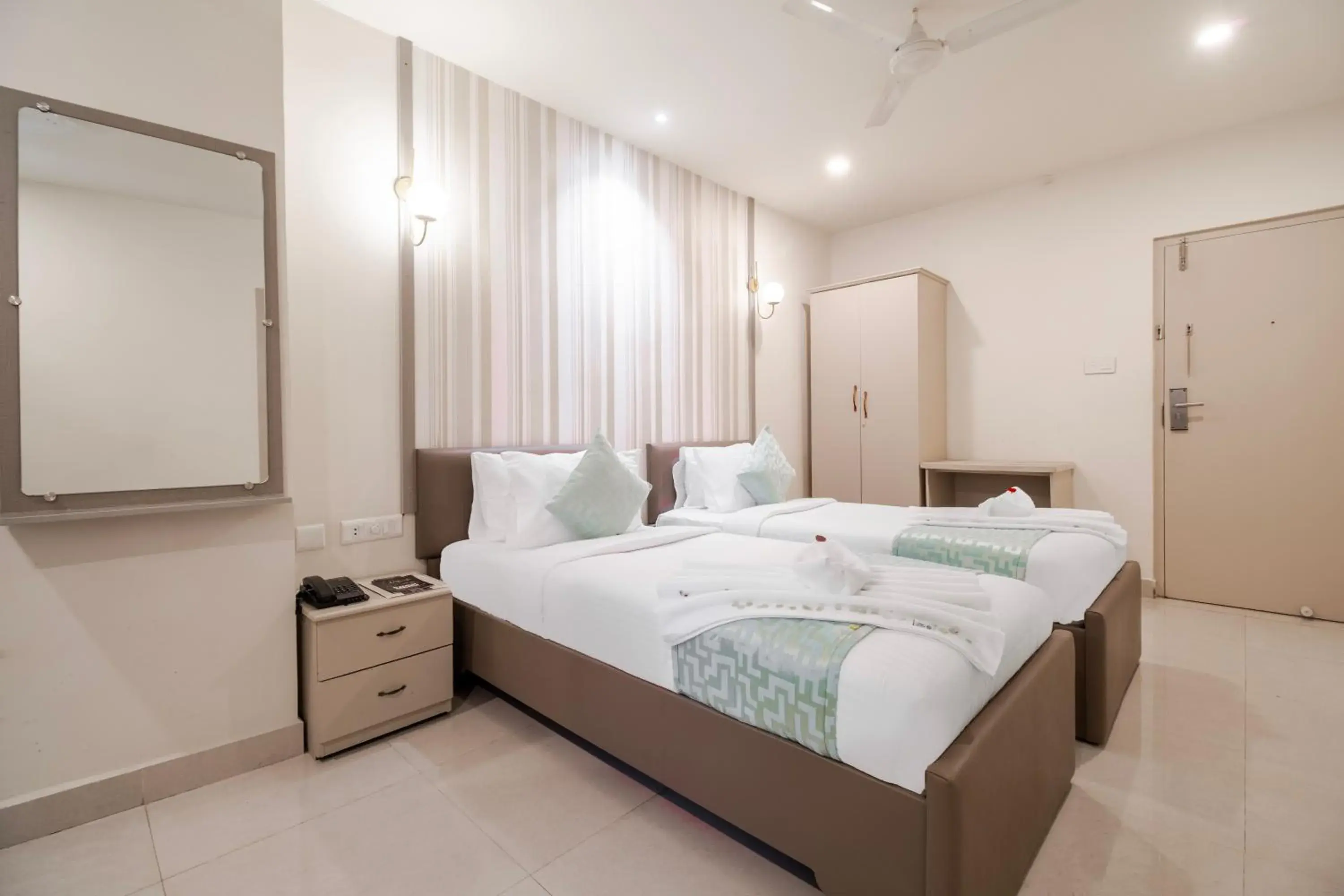 Bedroom, Bed in Hotel Seasons Inn Bedroom, Bed in Hotel Seasons Inn