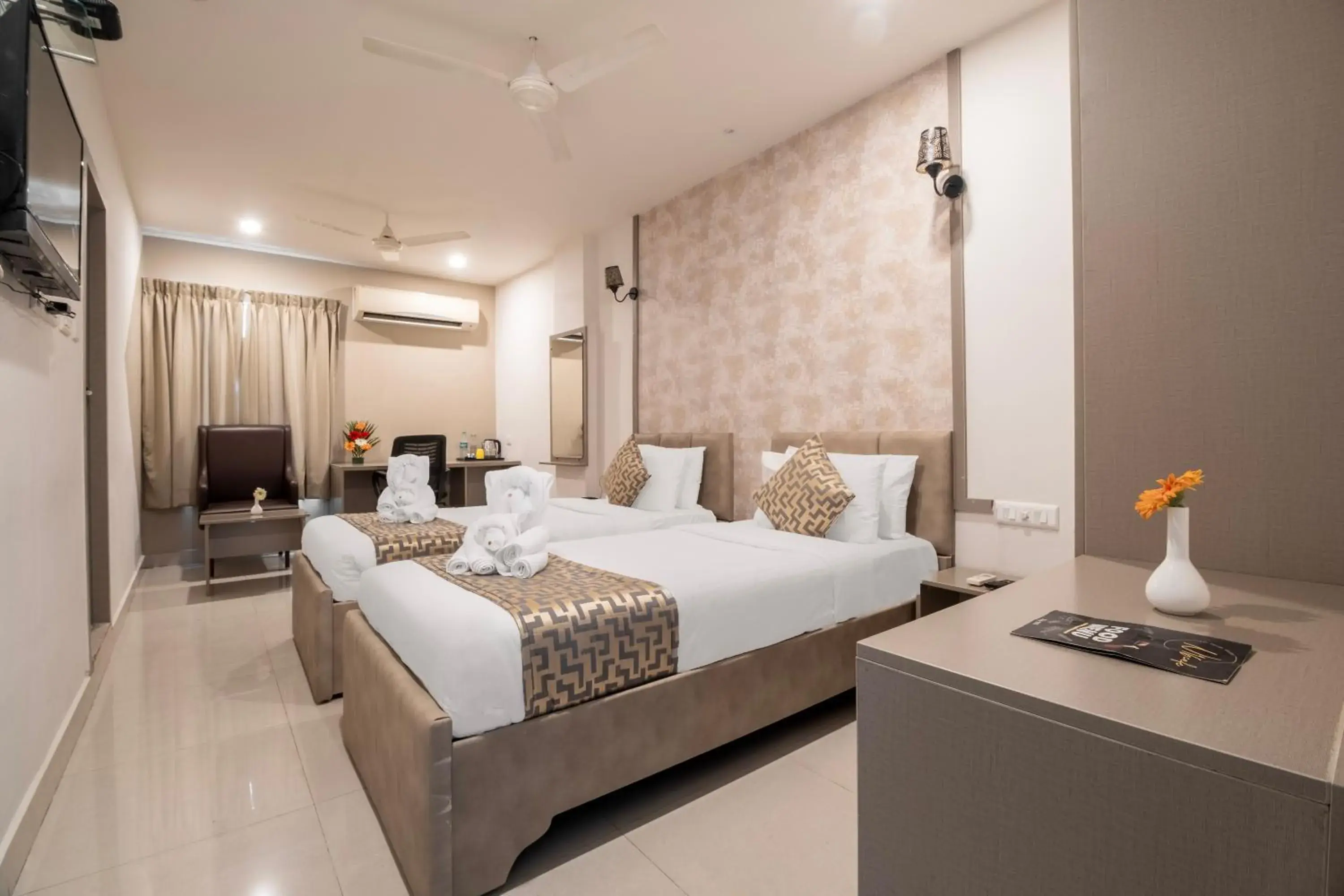 Bedroom, Bed in Hotel Seasons Inn Bedroom, Bed in Hotel Seasons Inn