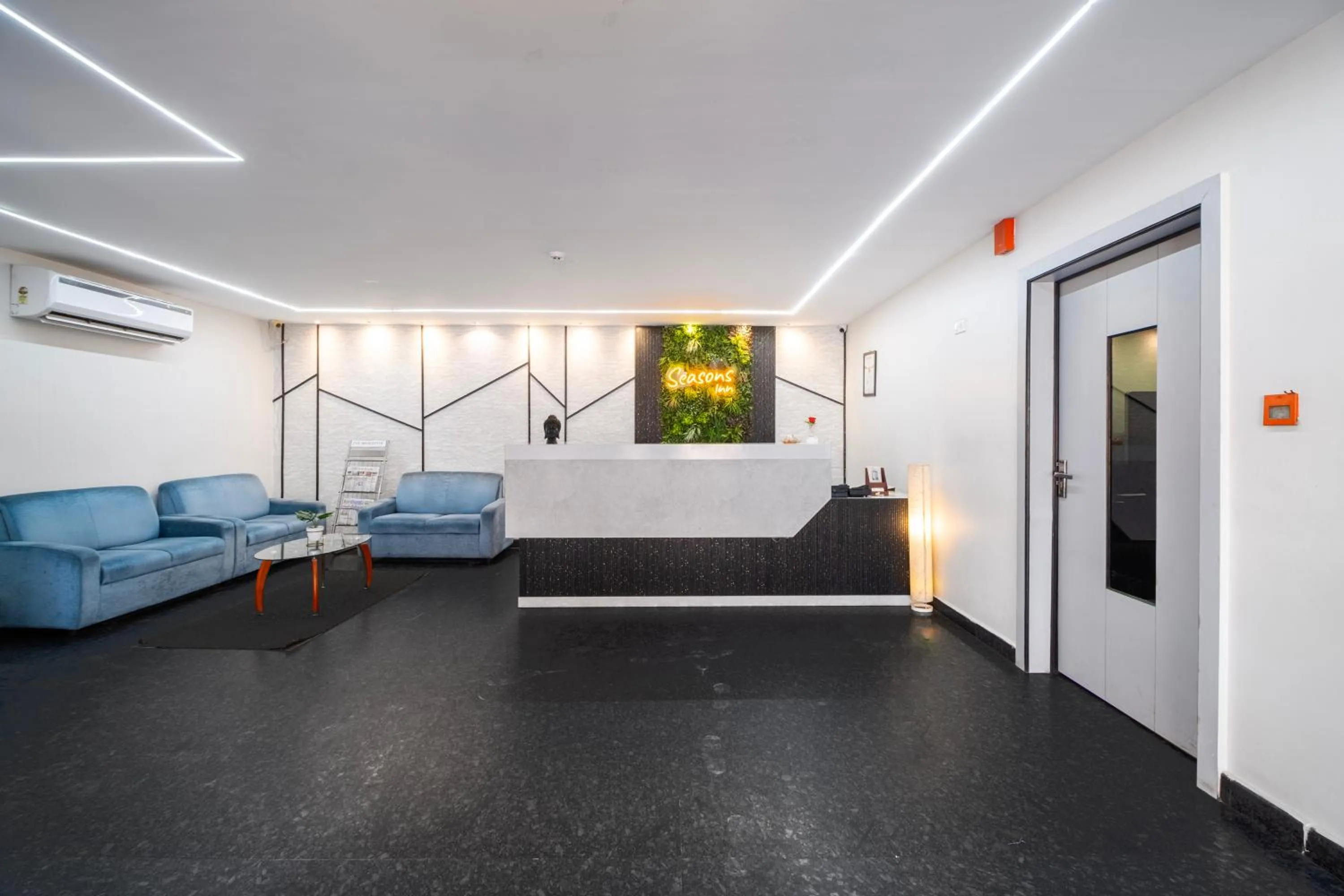 Lobby or reception in Hotel Seasons Inn