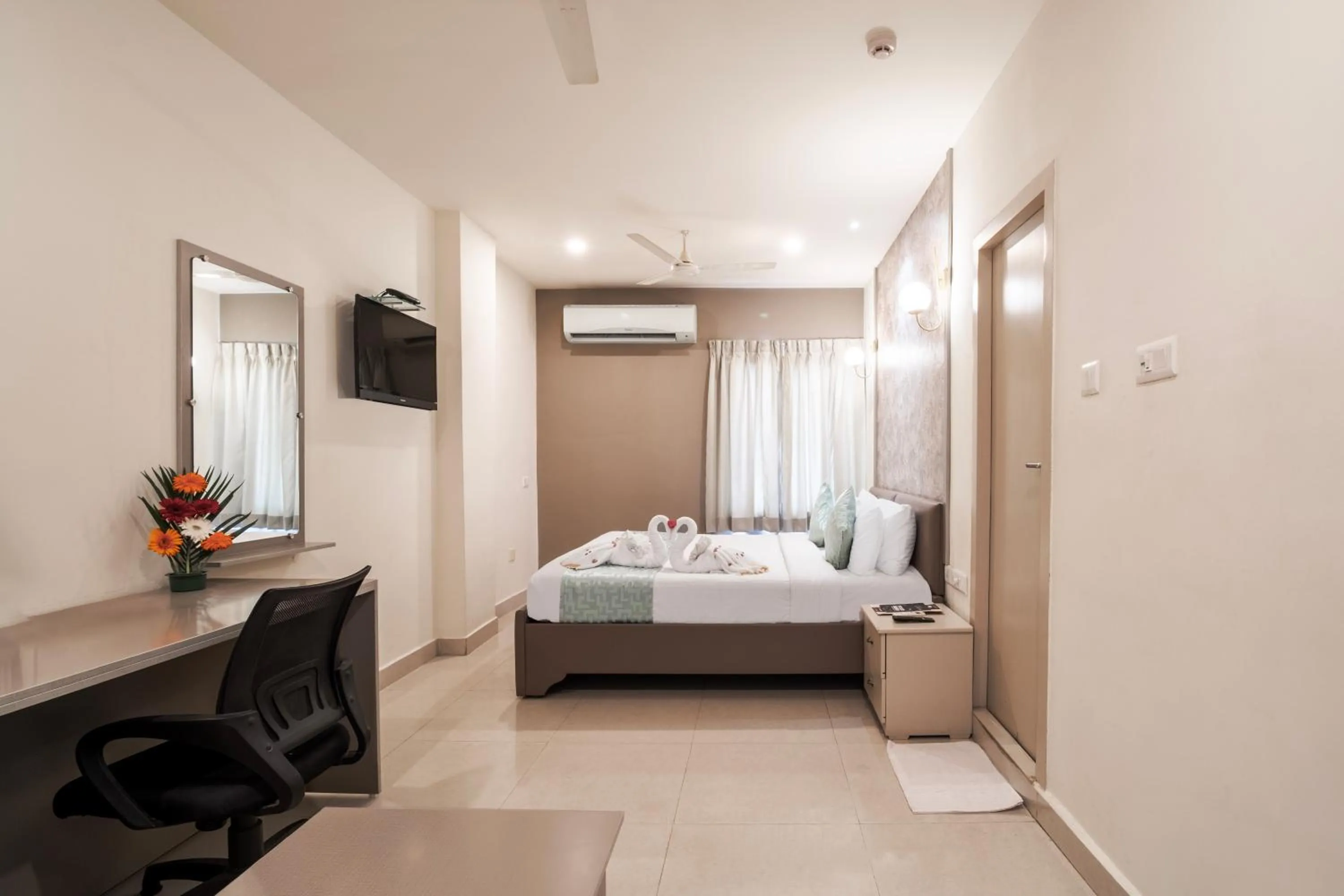 Bedroom, Bed in Hotel Seasons Inn