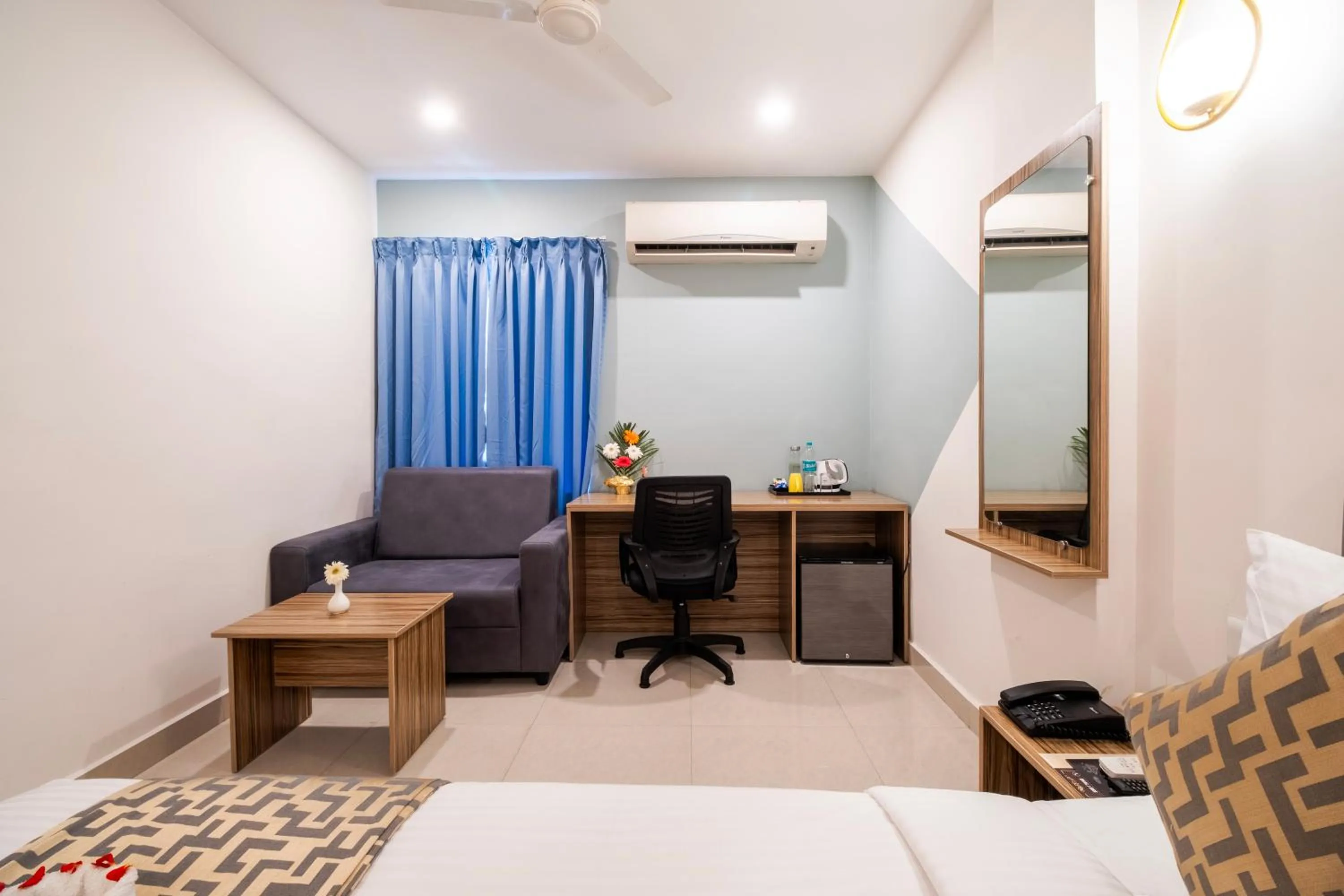 air conditioner, Bed in Hotel Seasons Inn