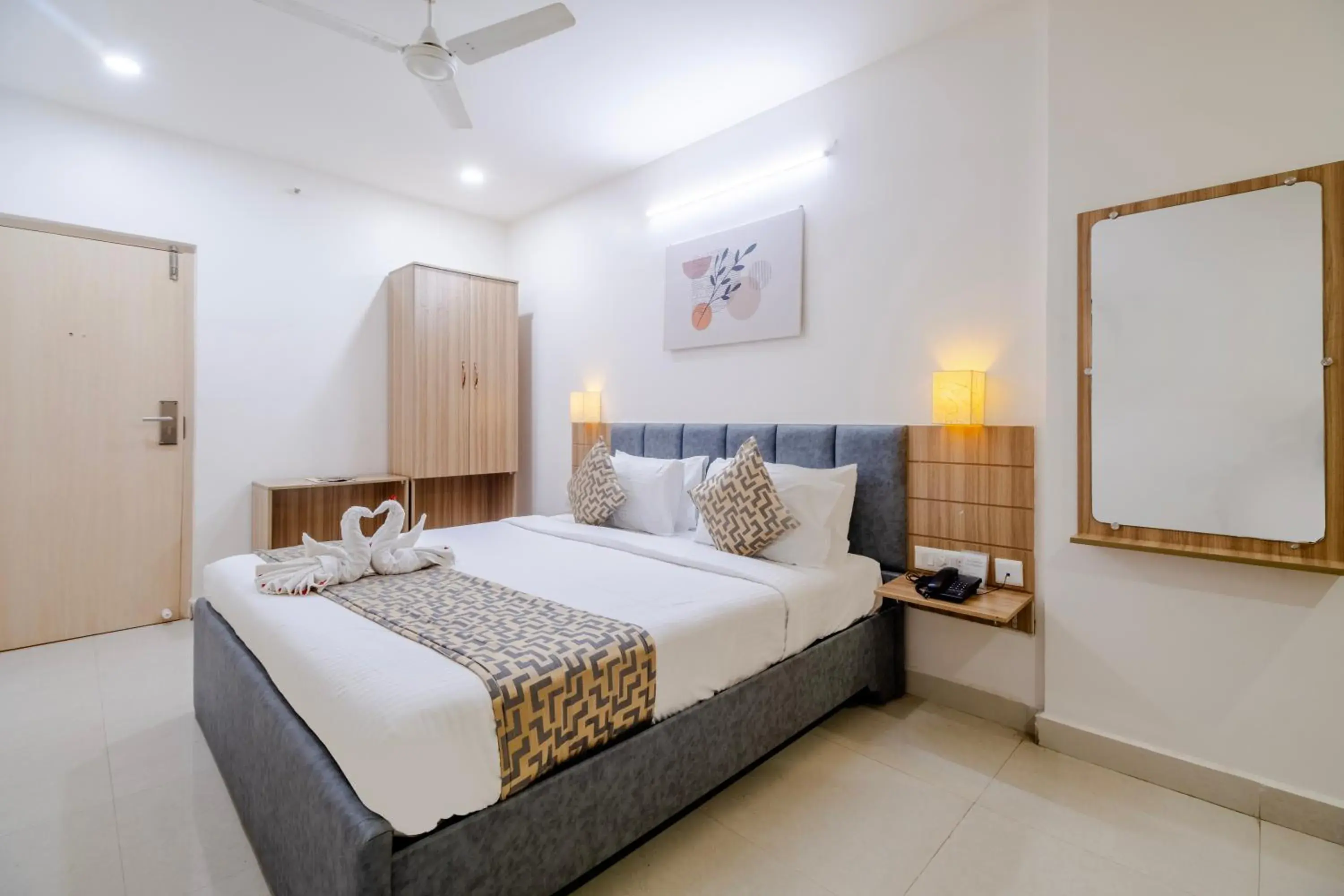 Bed in Hotel Seasons Inn Bed in Hotel Seasons Inn