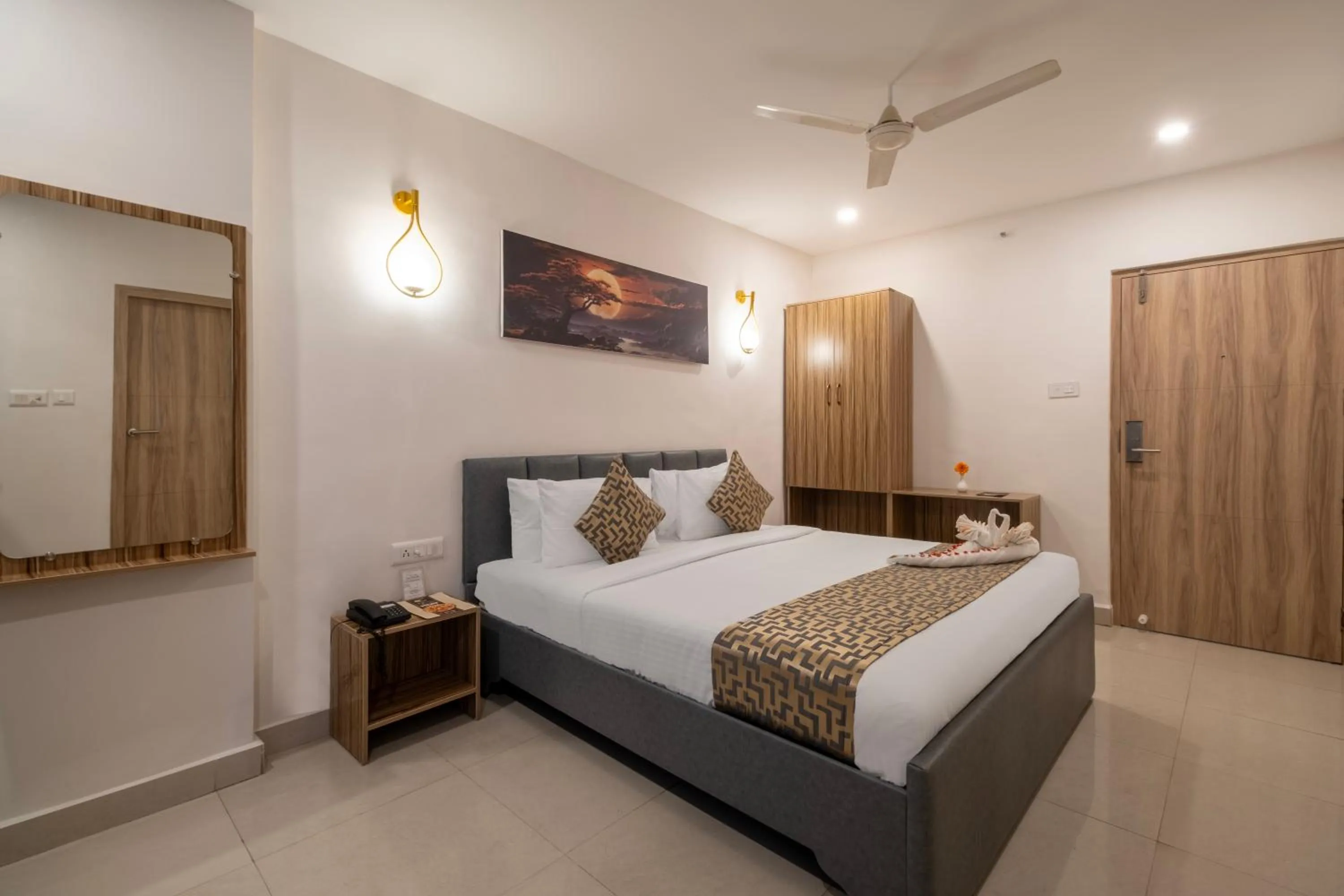 Photo of the whole room, Bed in Hotel Seasons Inn