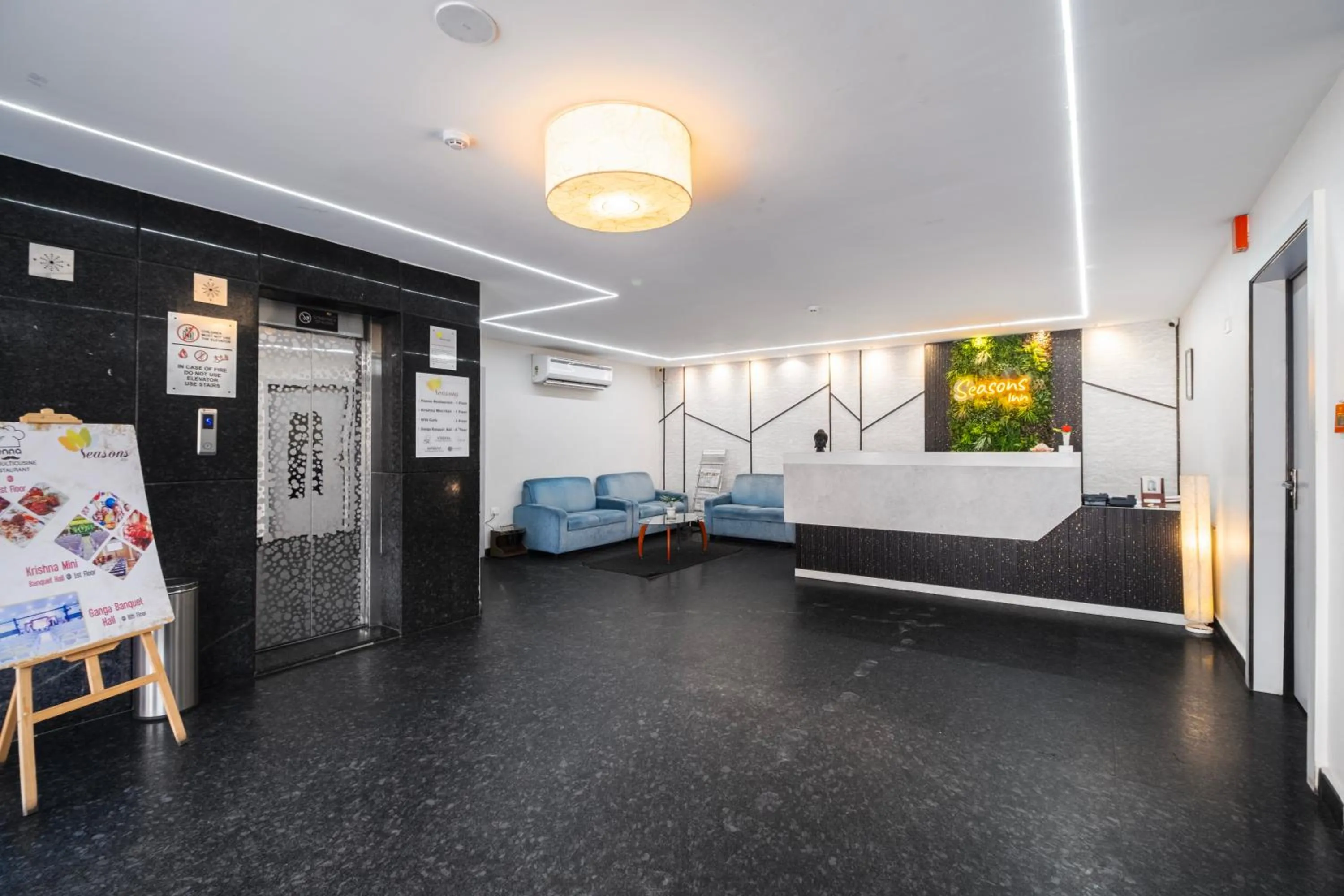 Lobby or reception in Hotel Seasons Inn