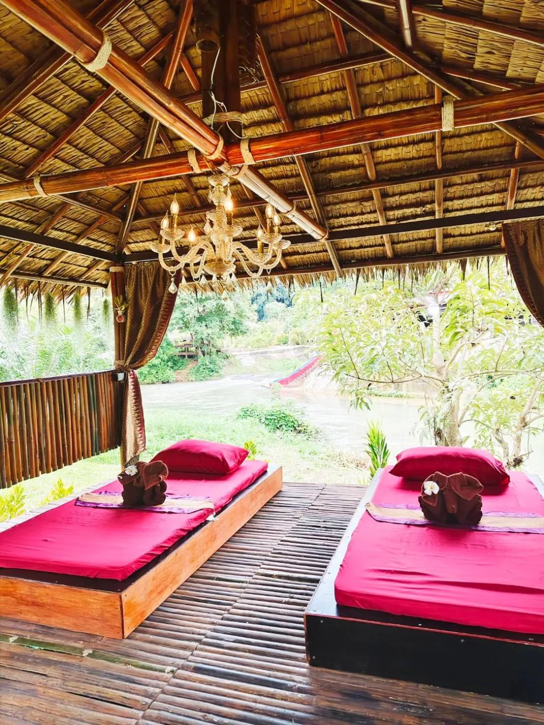 Bed in Khao Sok River & Jungle Resort