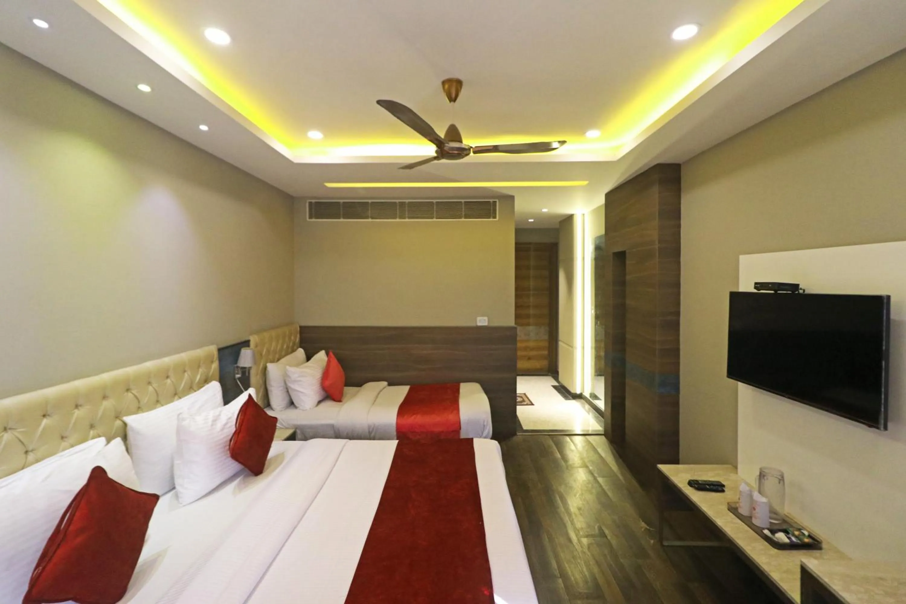 TV and multimedia, Bed in The IVY Grand Hotel - 5 Minutes from Connaught Place and New Delhi Railway Station With Free Secured Parking