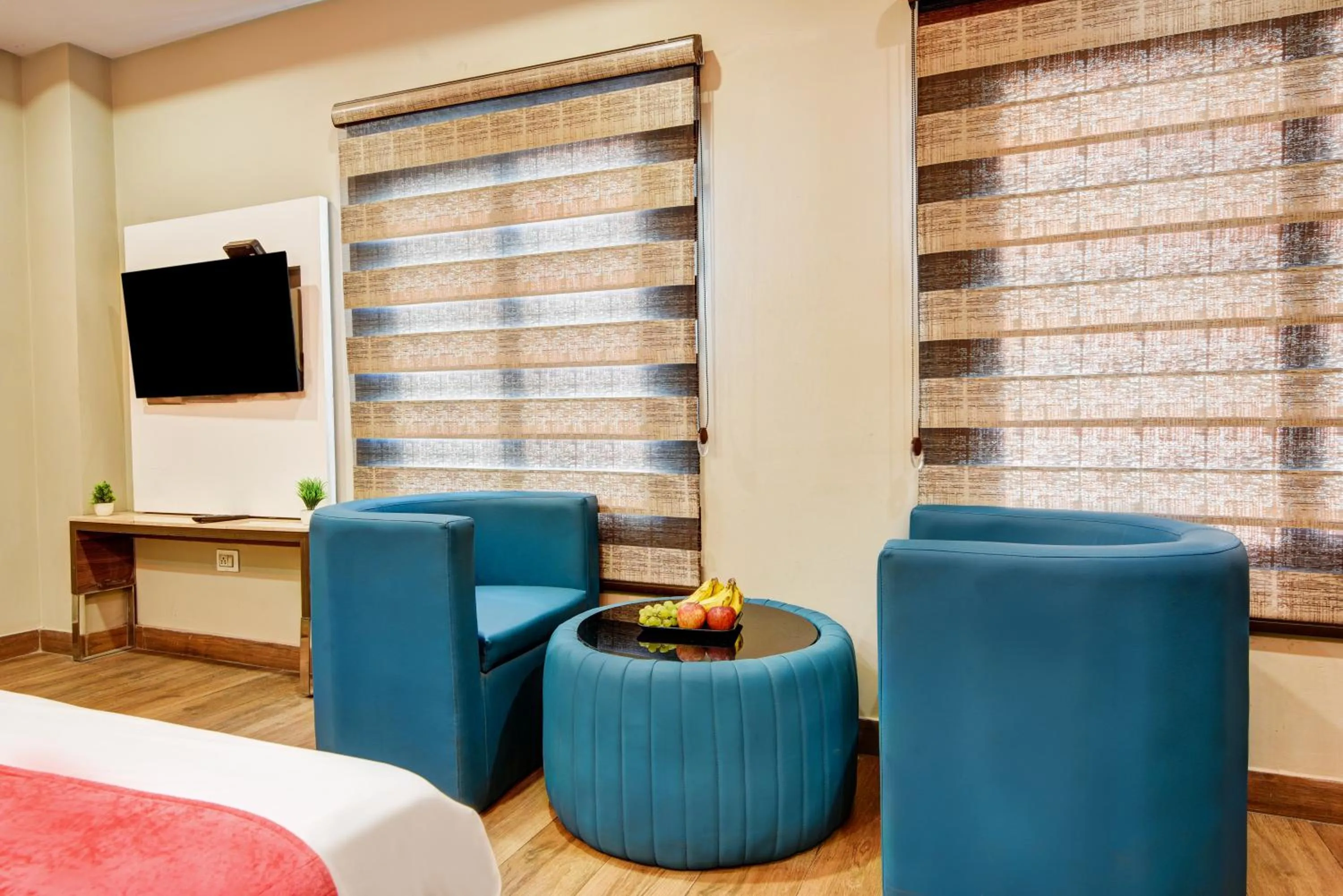 Seating area, Bed in The IVY Grand Hotel - 5 Minutes from Connaught Place and New Delhi Railway Station With Free Secured Parking