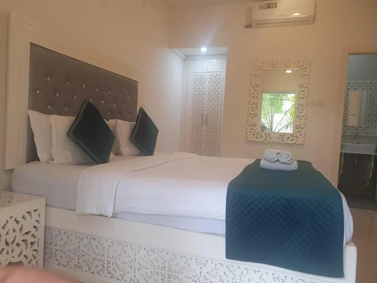 Photo of the whole room in Lillywoods Zac Beach Resort, Calangute