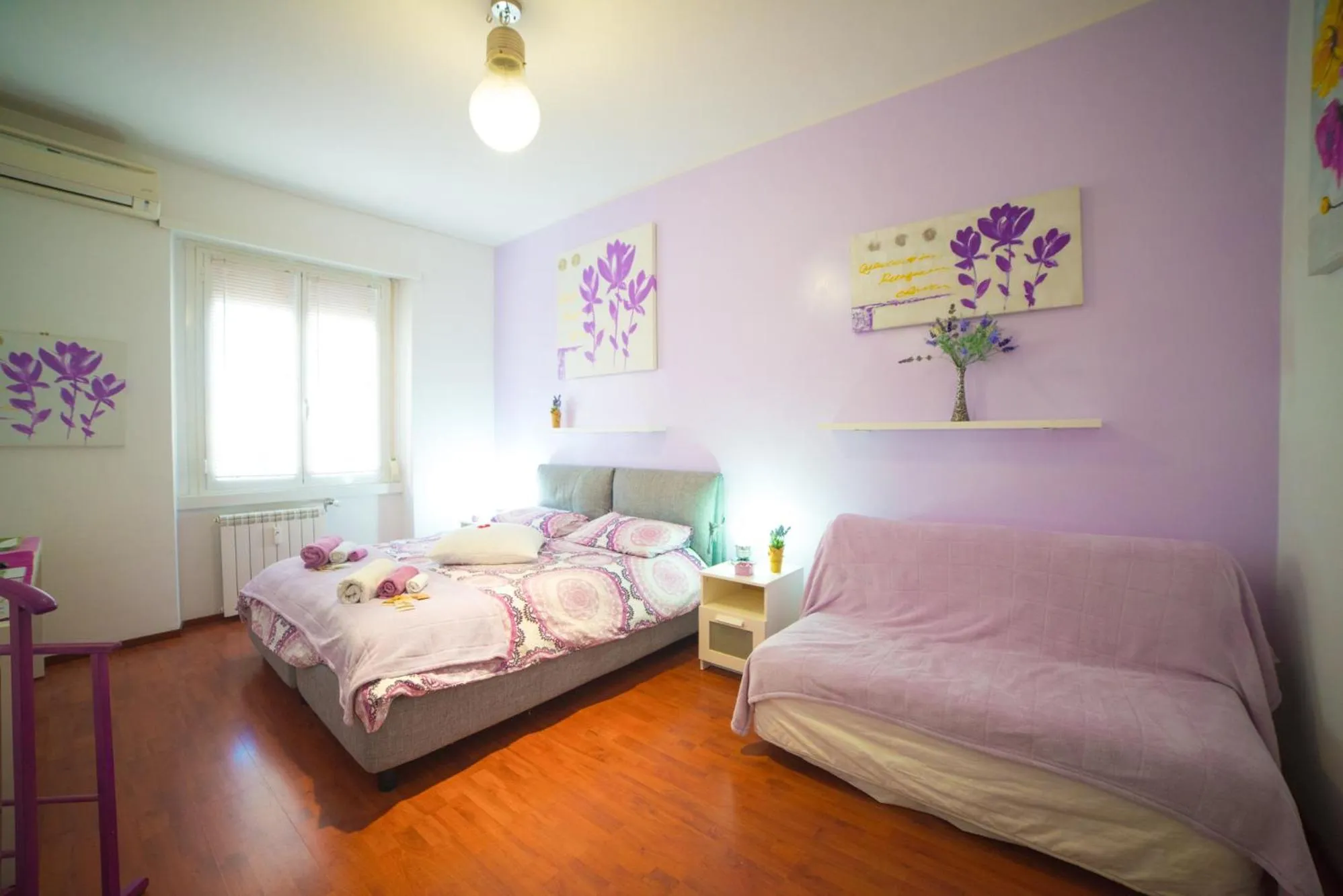 Photo of the whole room, Bed in Green Line