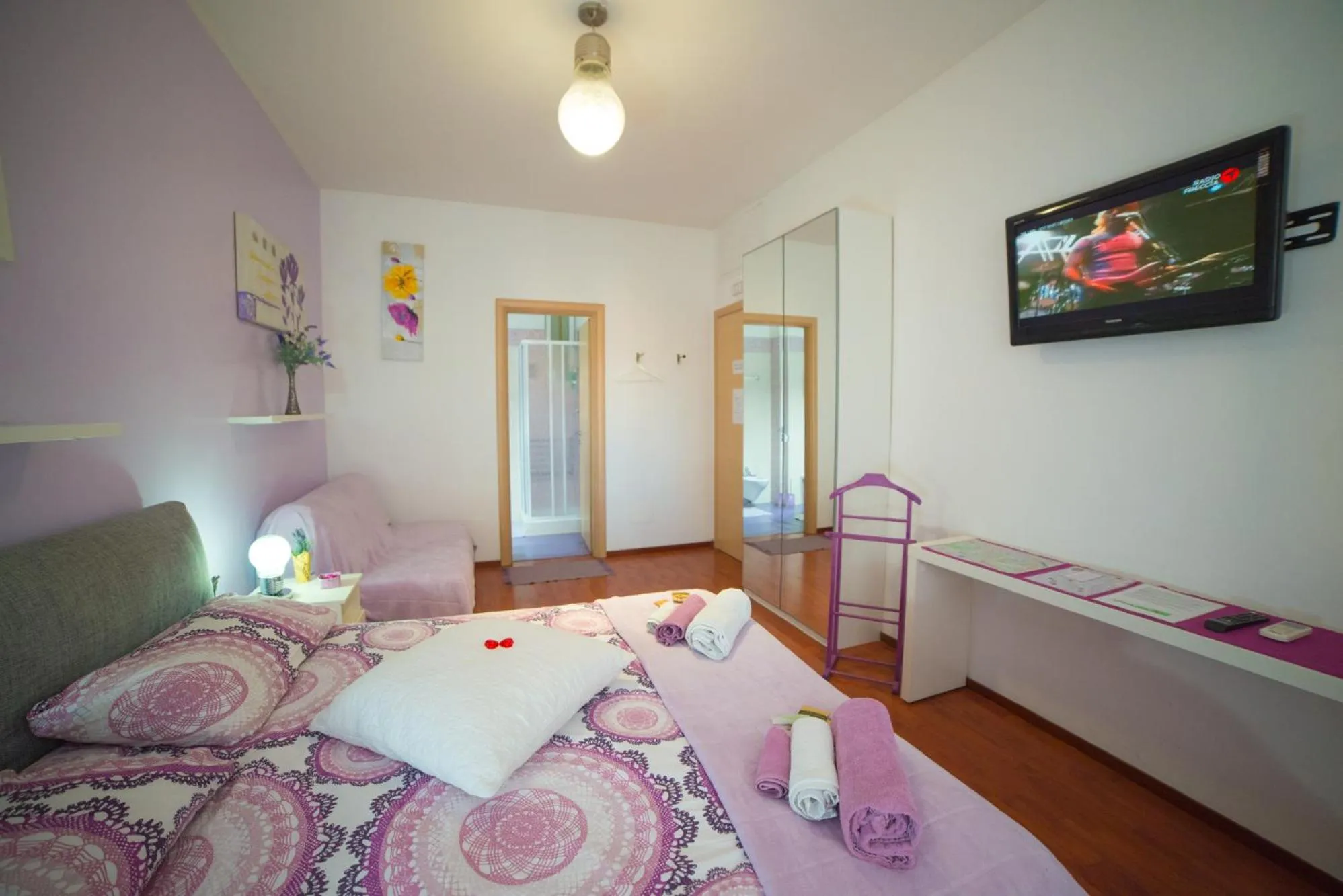 Shower, Bed in Green Line