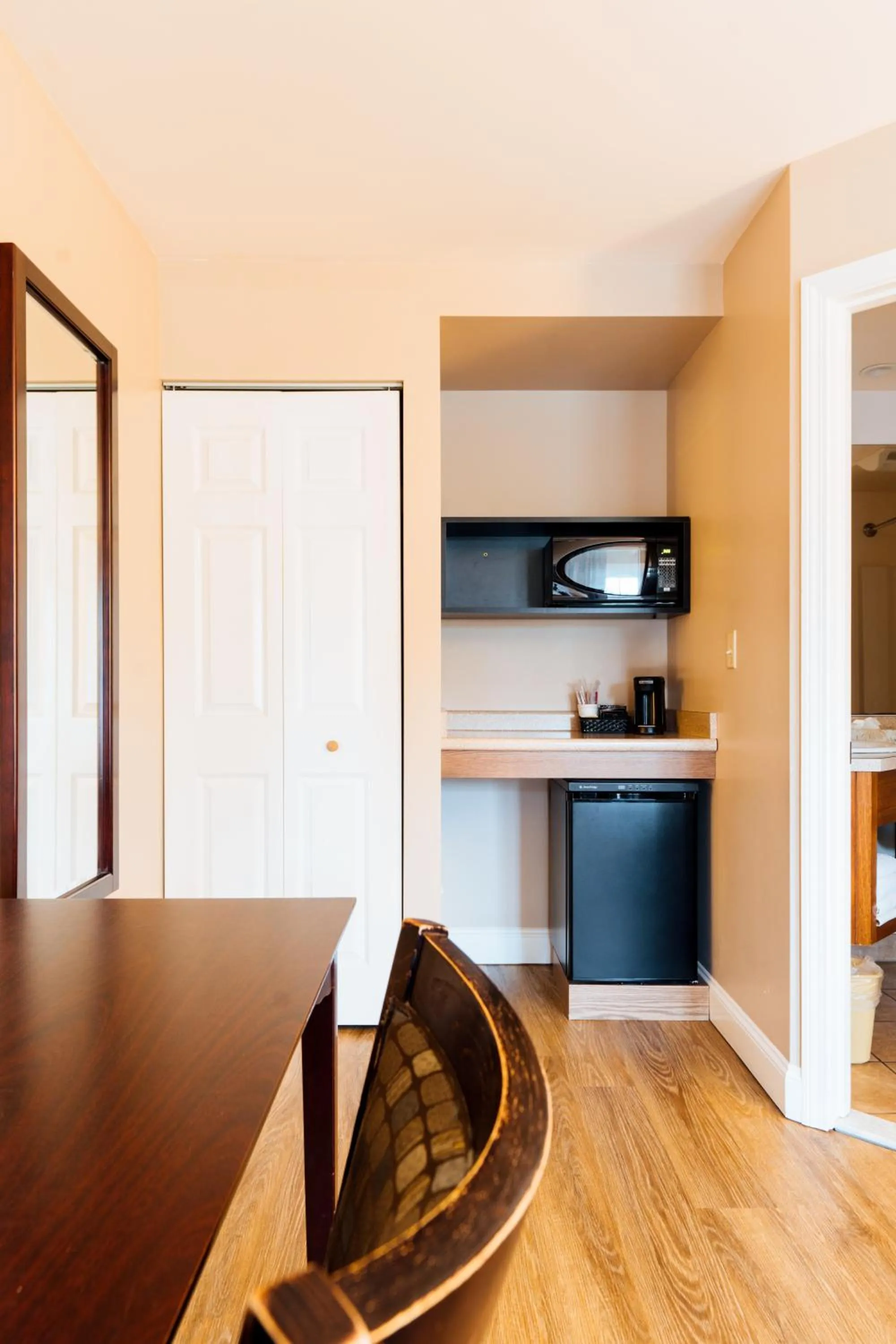 Seating area in Yankee Clipper Motel
