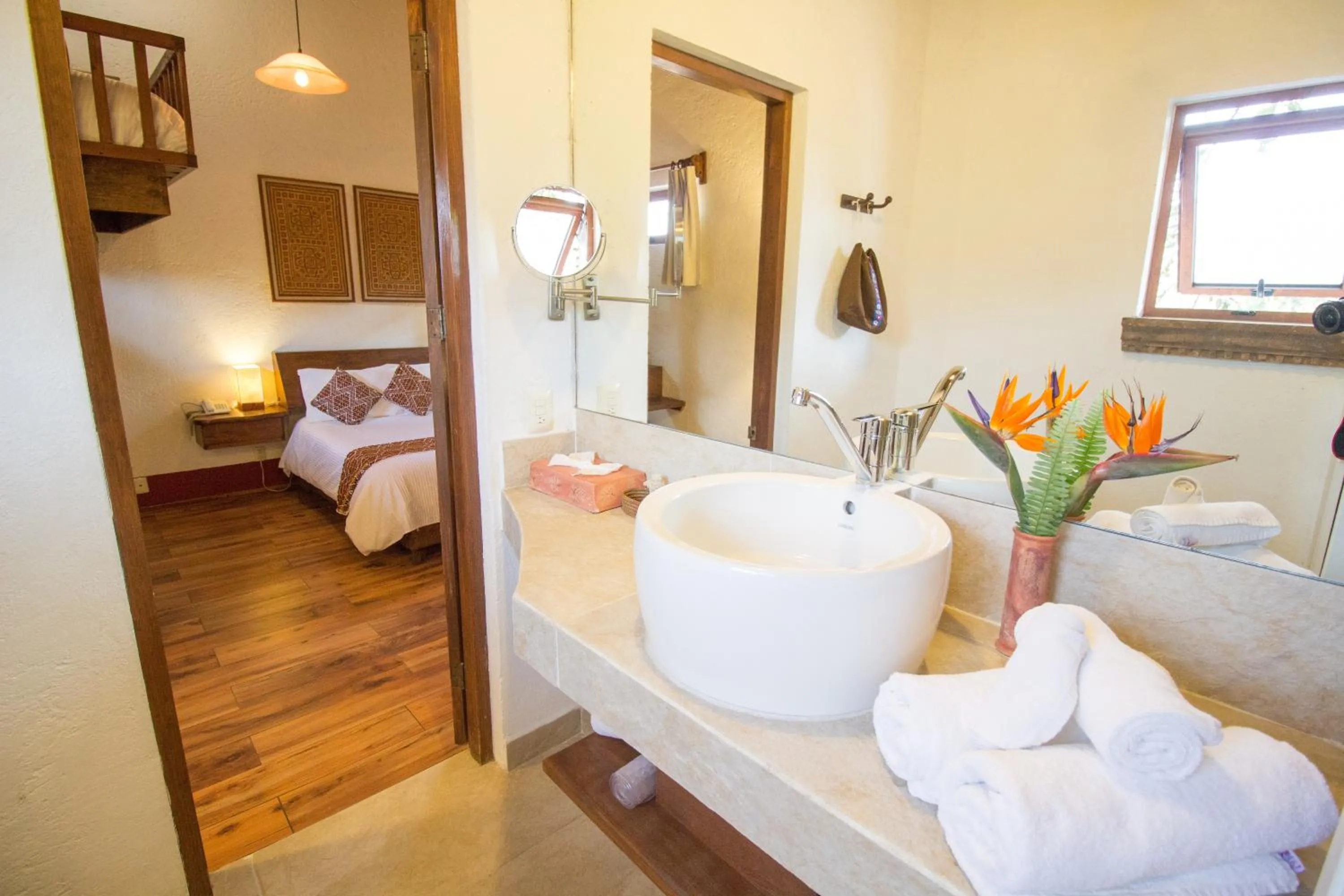 Shower, Bed in Mesón De Leyendas Breakfast & Downtown