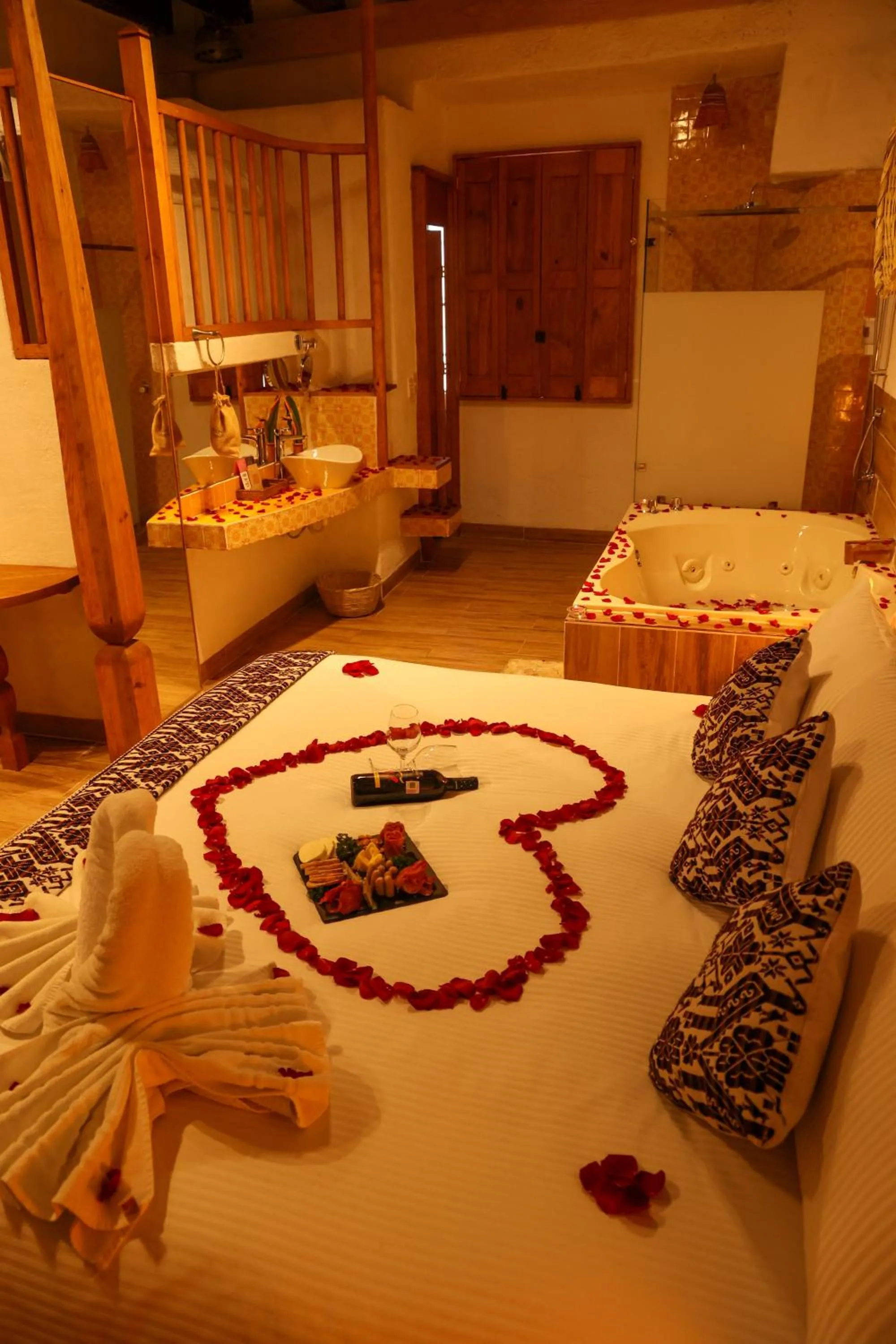 Toilet, Bed in Mesón De Leyendas Breakfast & Downtown